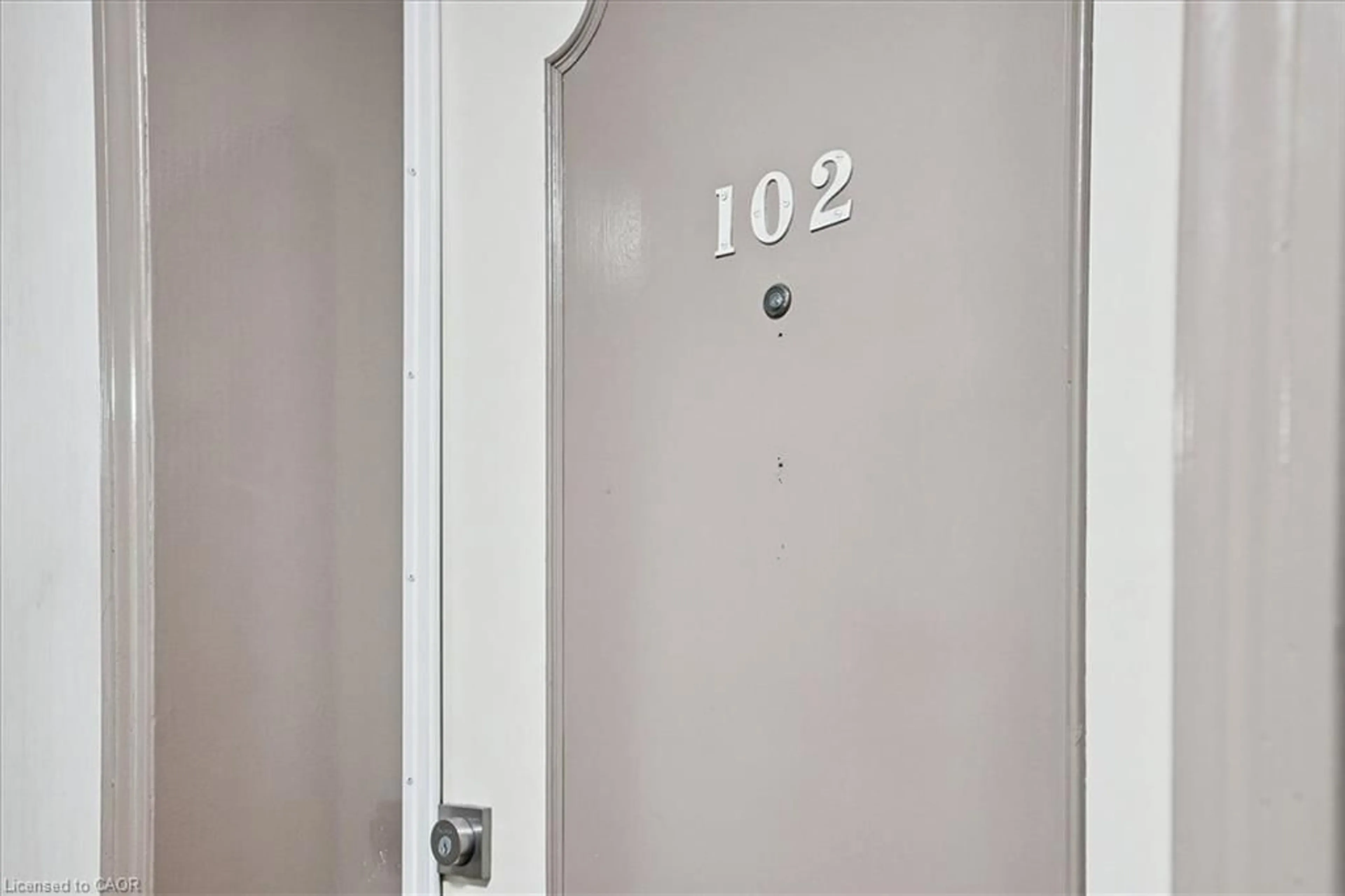 Indoor entryway for 11 Woodman Dr #102, Hamilton Ontario L8K 4E3
