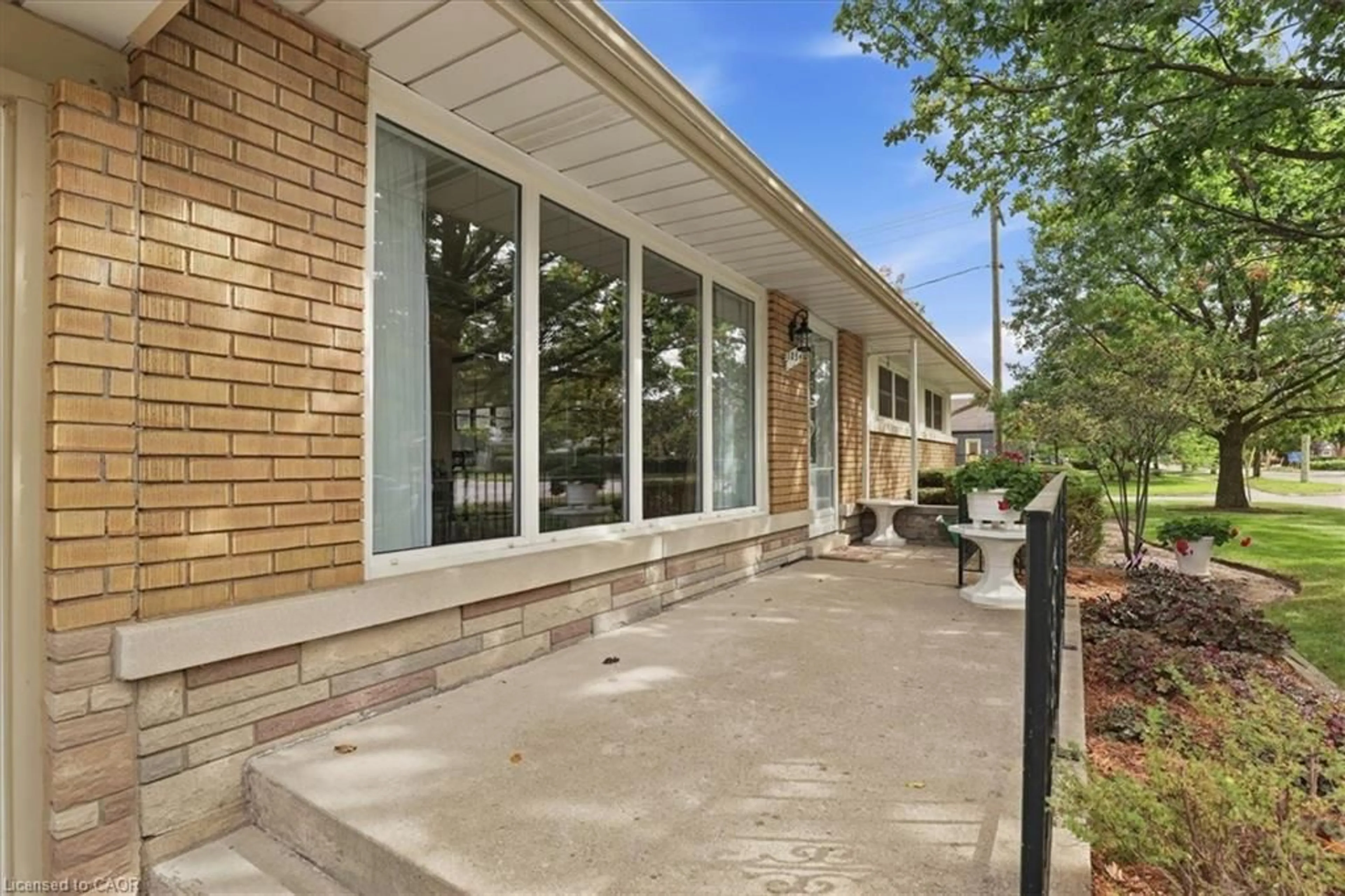 Patio, street for 1054 Union St, Kitchener Ontario N2H 6J7