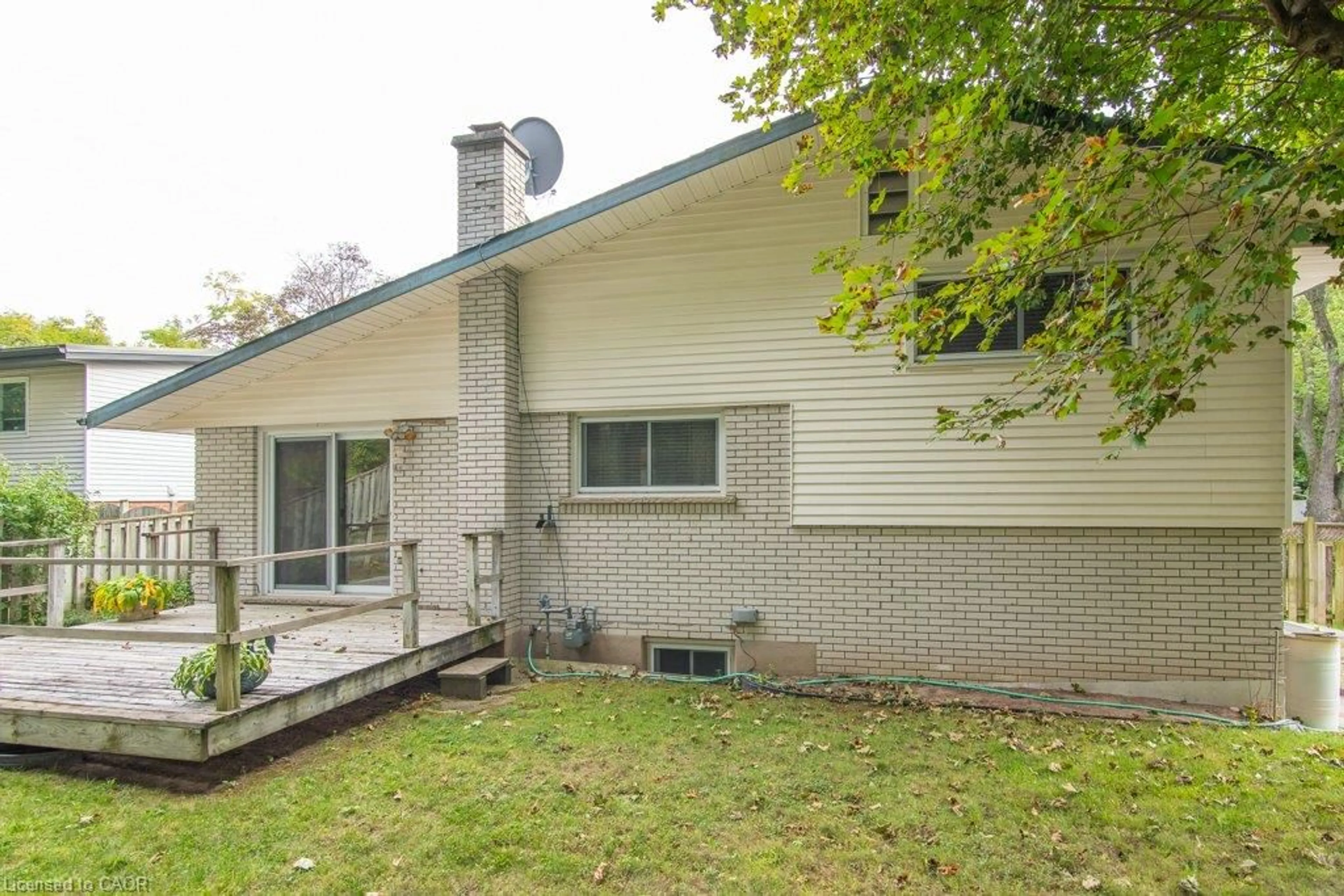 Patio, street for 132 Forest Hill Dr, Kitchener Ontario N2M 4G3