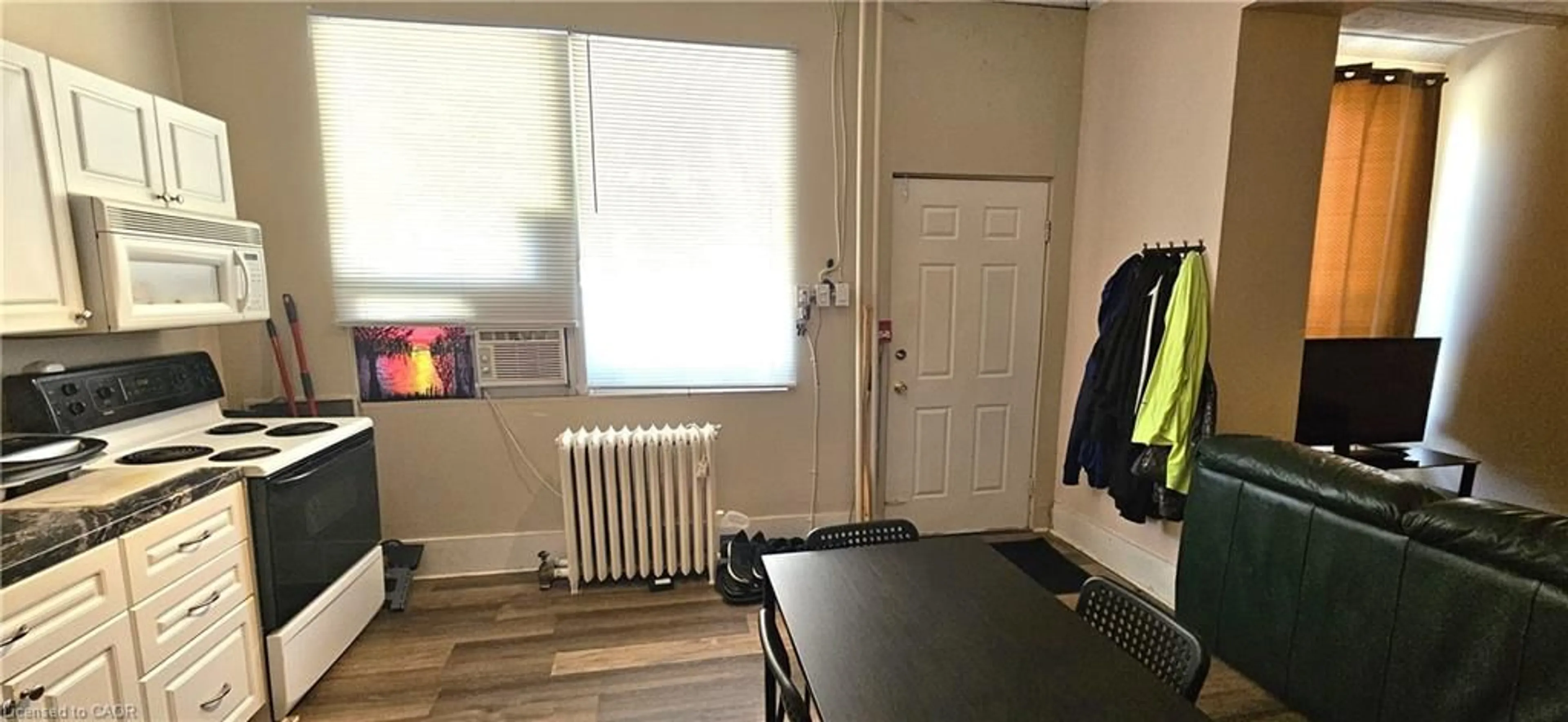 A pic of a room for 74 Locke St, Hamilton Ontario L8R 3A5