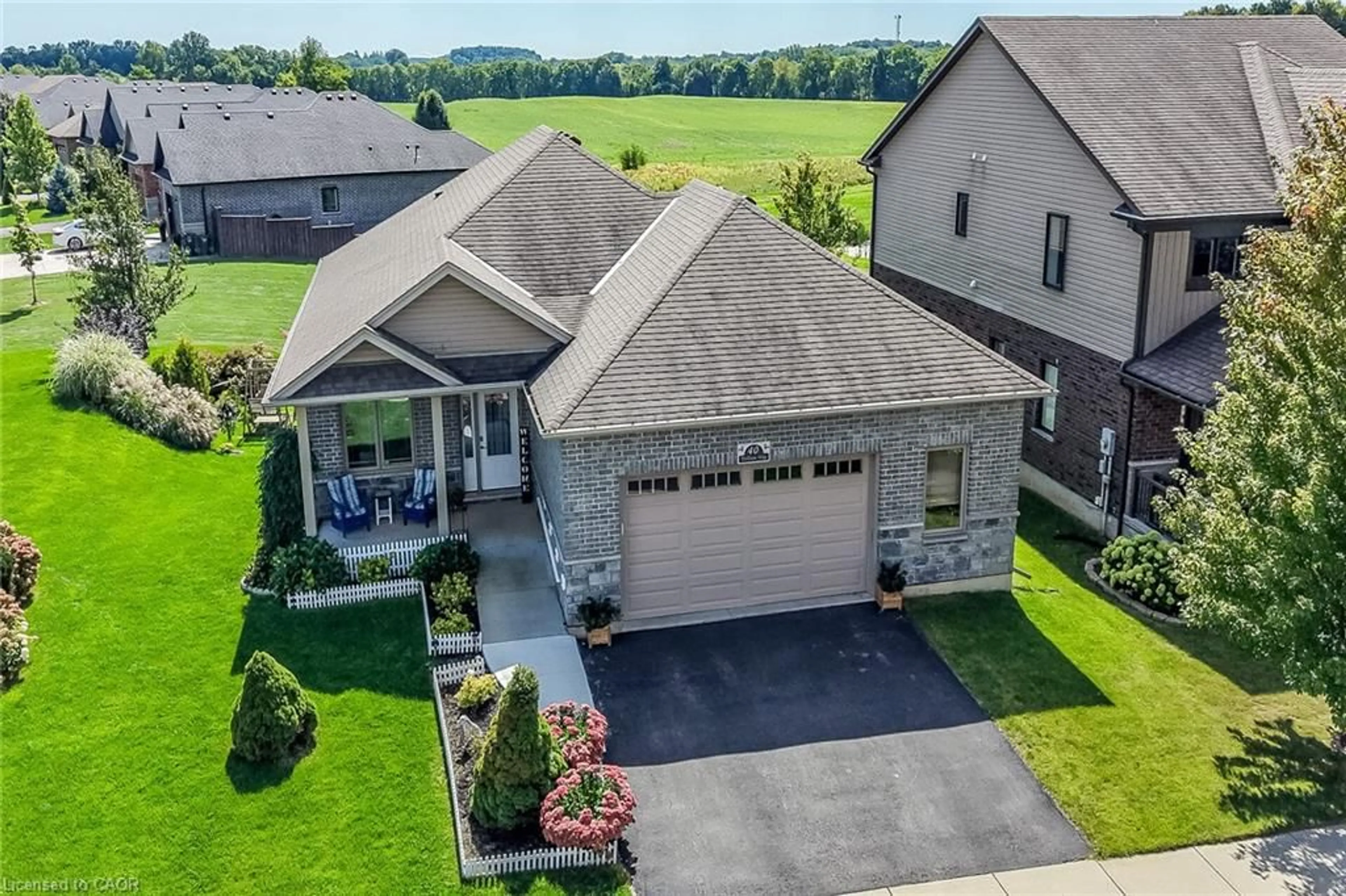 A pic from outside/outdoor area/front of a property/back of a property/a pic from drone, street for 40 Trillium Way, Simcoe Ontario N3Y 0B9
