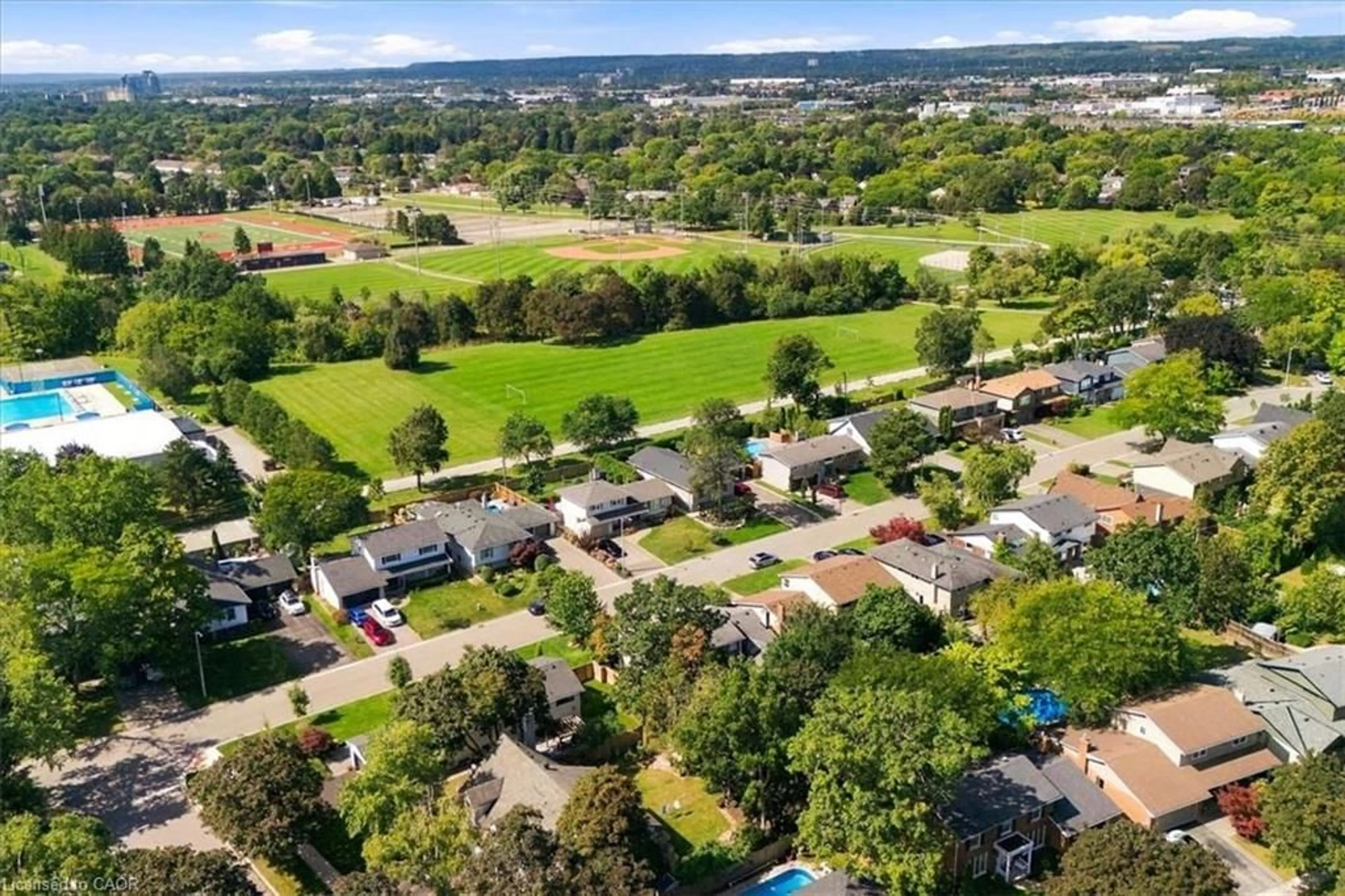 A pic from outside/outdoor area/front of a property/back of a property/a pic from drone, unknown for 26 Renfrew St, Caledonia Ontario N3W 1E8