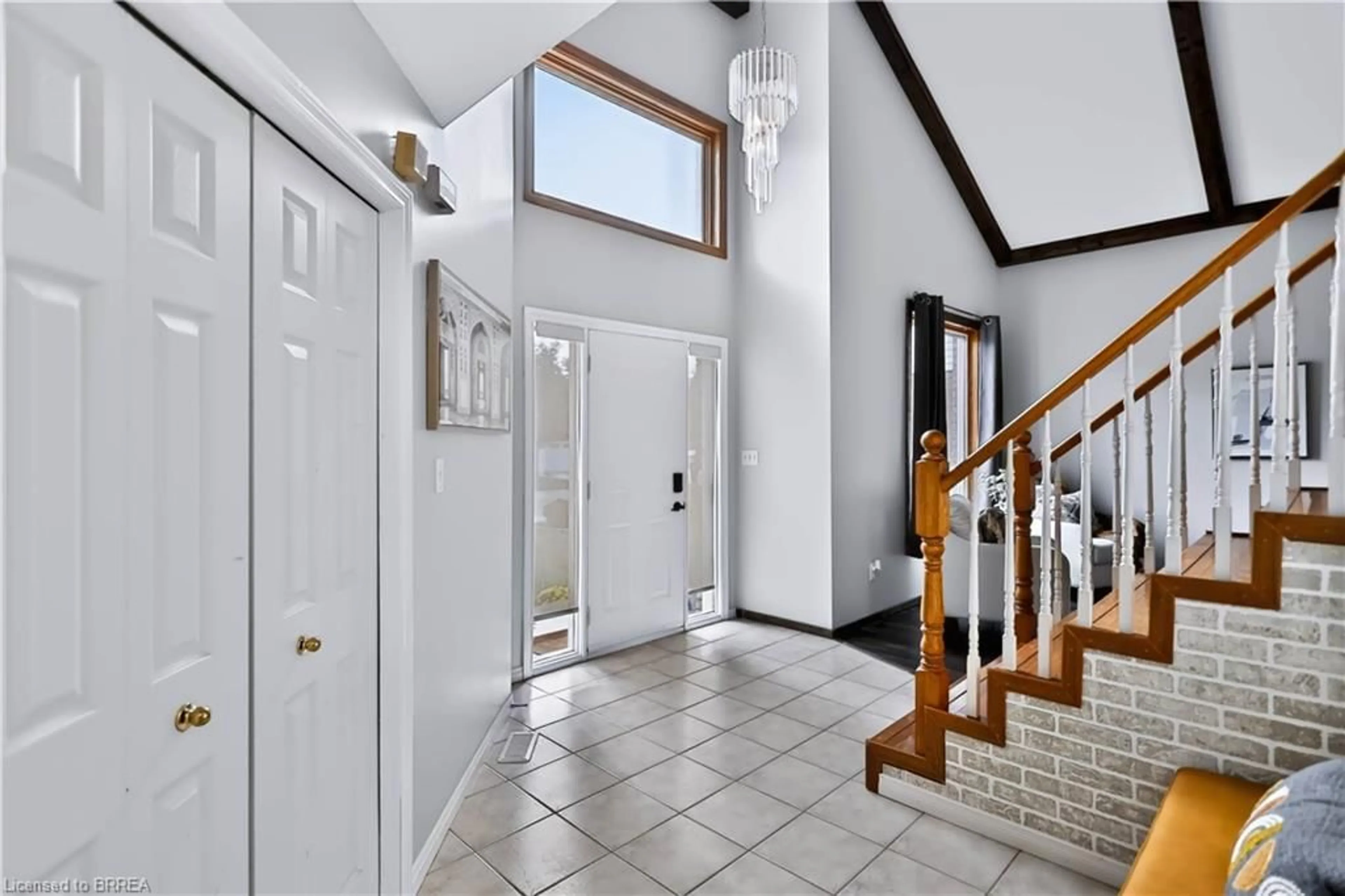 Indoor foyer for 19 Hyslop Dr, Caledonia Ontario N3W 2L2