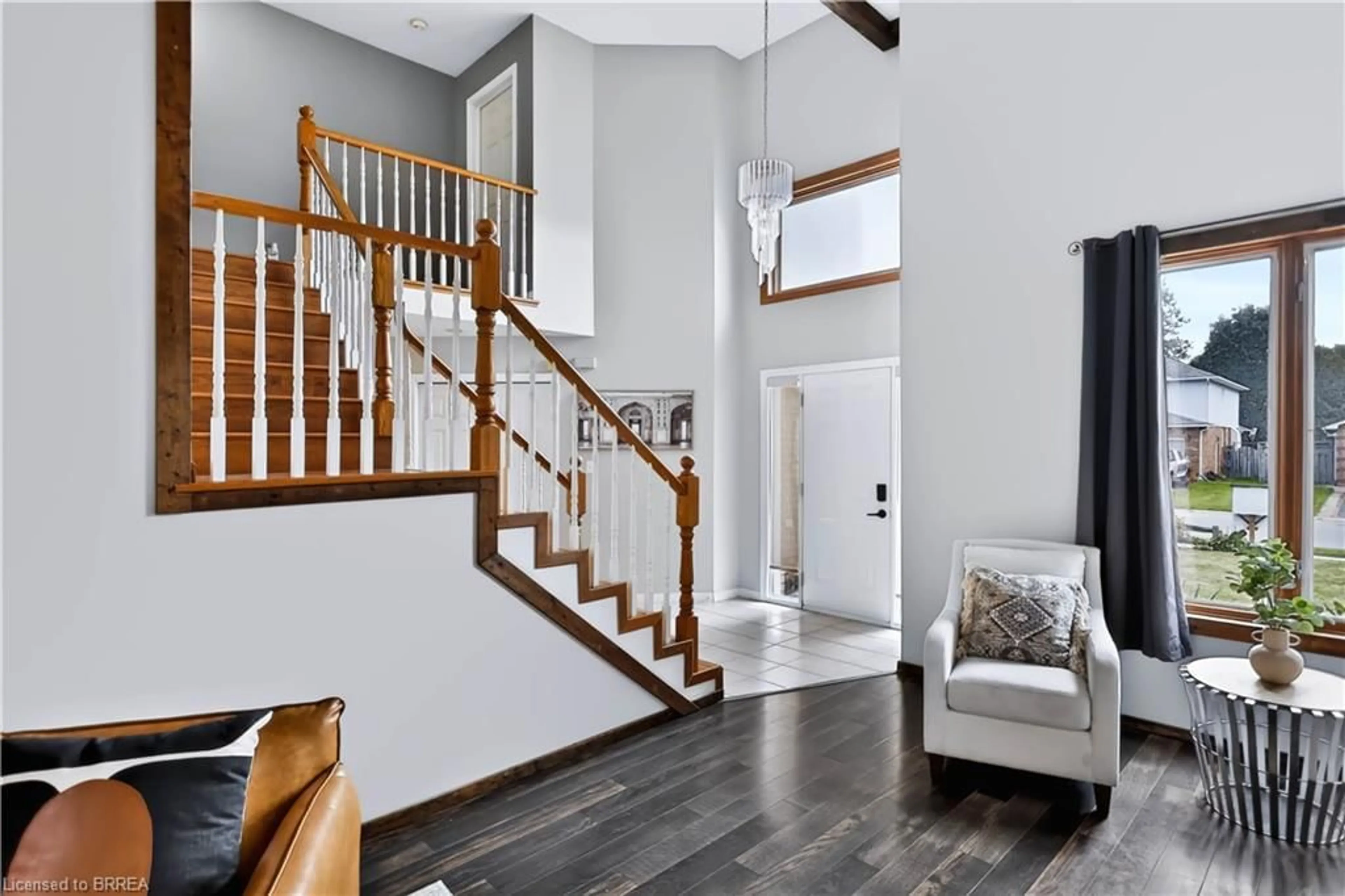 Indoor entryway for 19 Hyslop Dr, Caledonia Ontario N3W 2L2