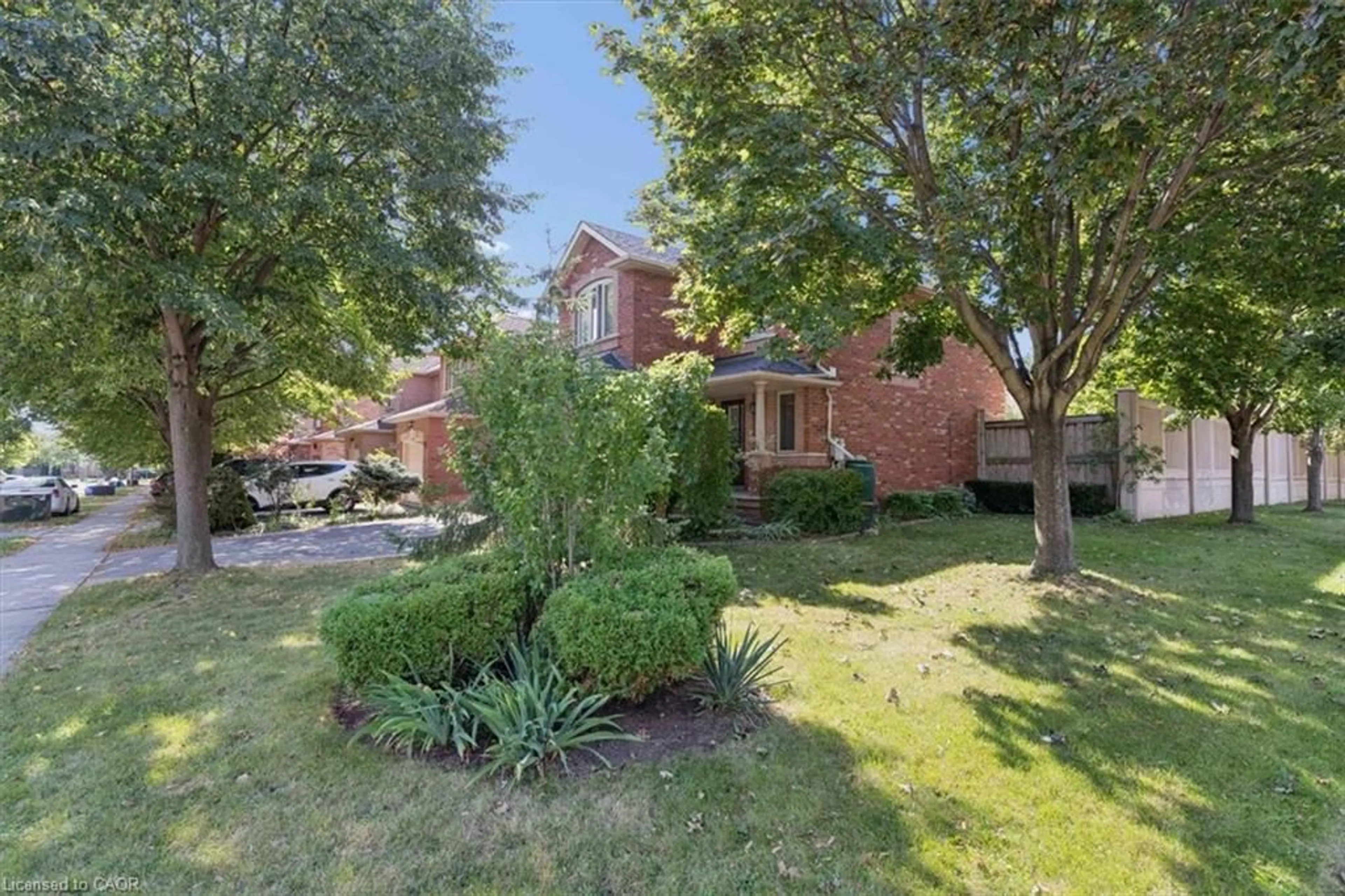 A pic from outside/outdoor area/front of a property/back of a property/a pic from drone, street for 2524 Logan Ave, Oakville Ontario L6H 6S2
