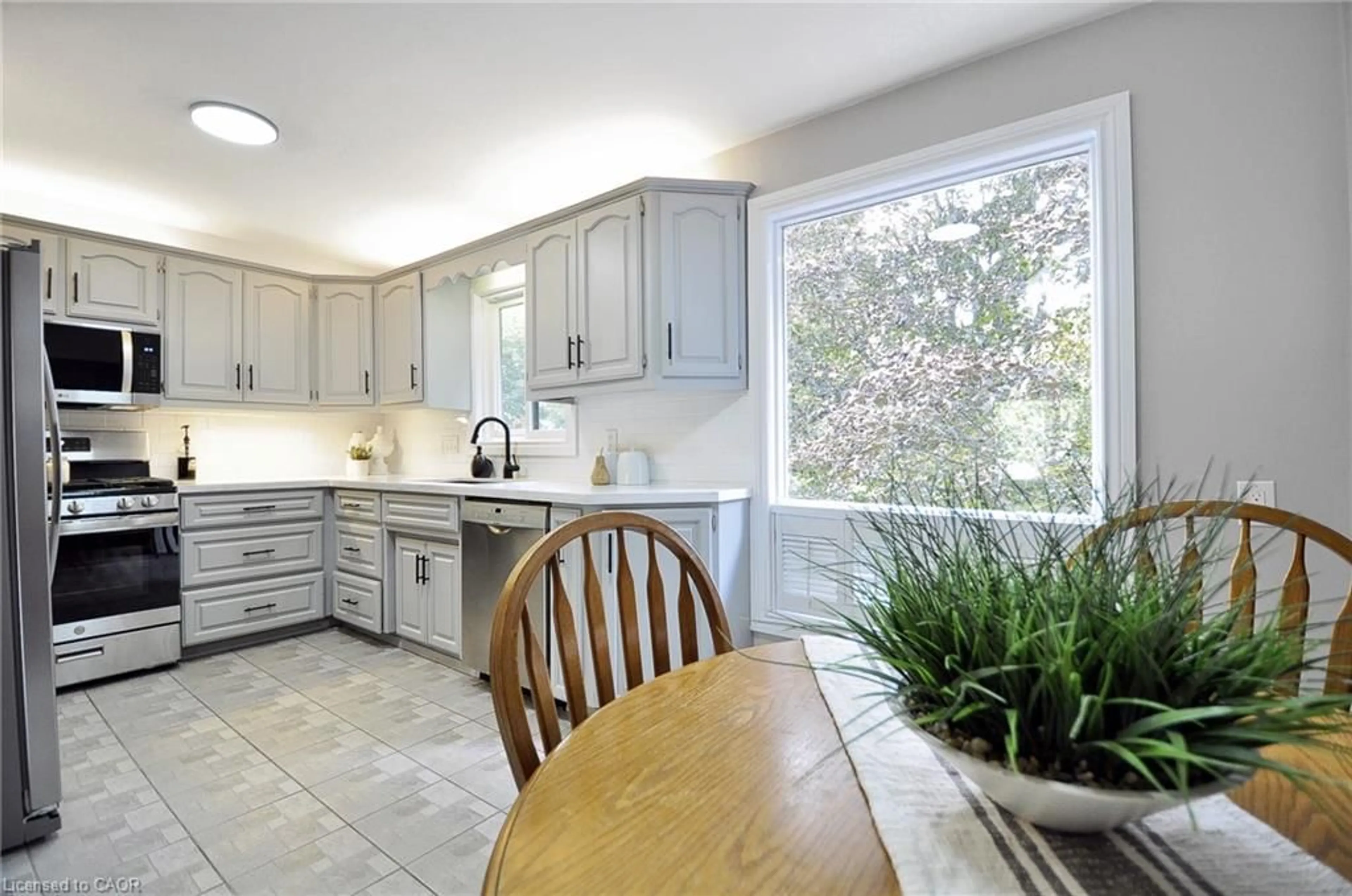 Open concept kitchen, ceramic/tile floor for 6 Cricket Hollow, Kitchener Ontario N2N 1L6