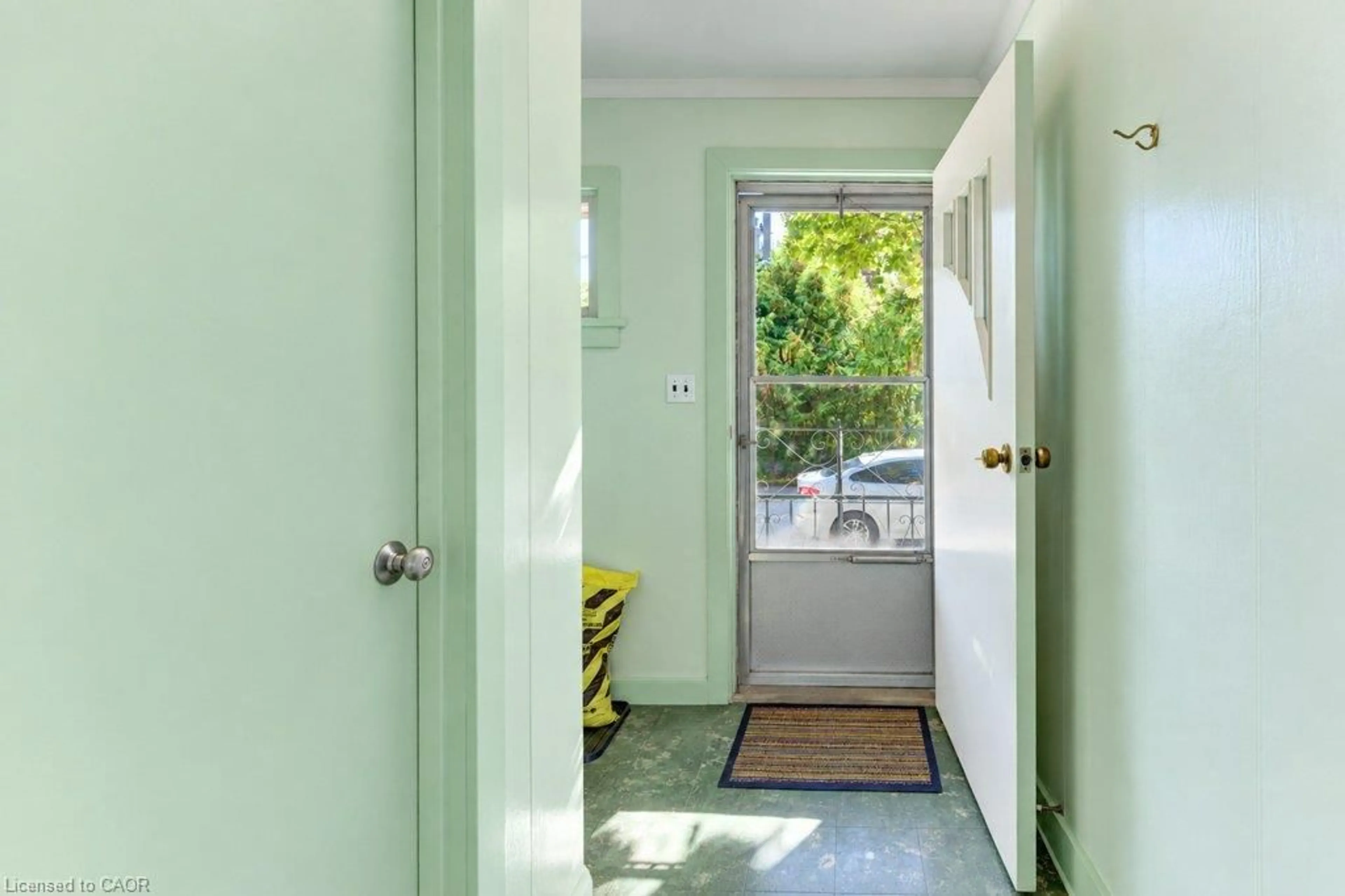 Indoor entryway for 4 James St, Elmira Ontario N3B 1L5