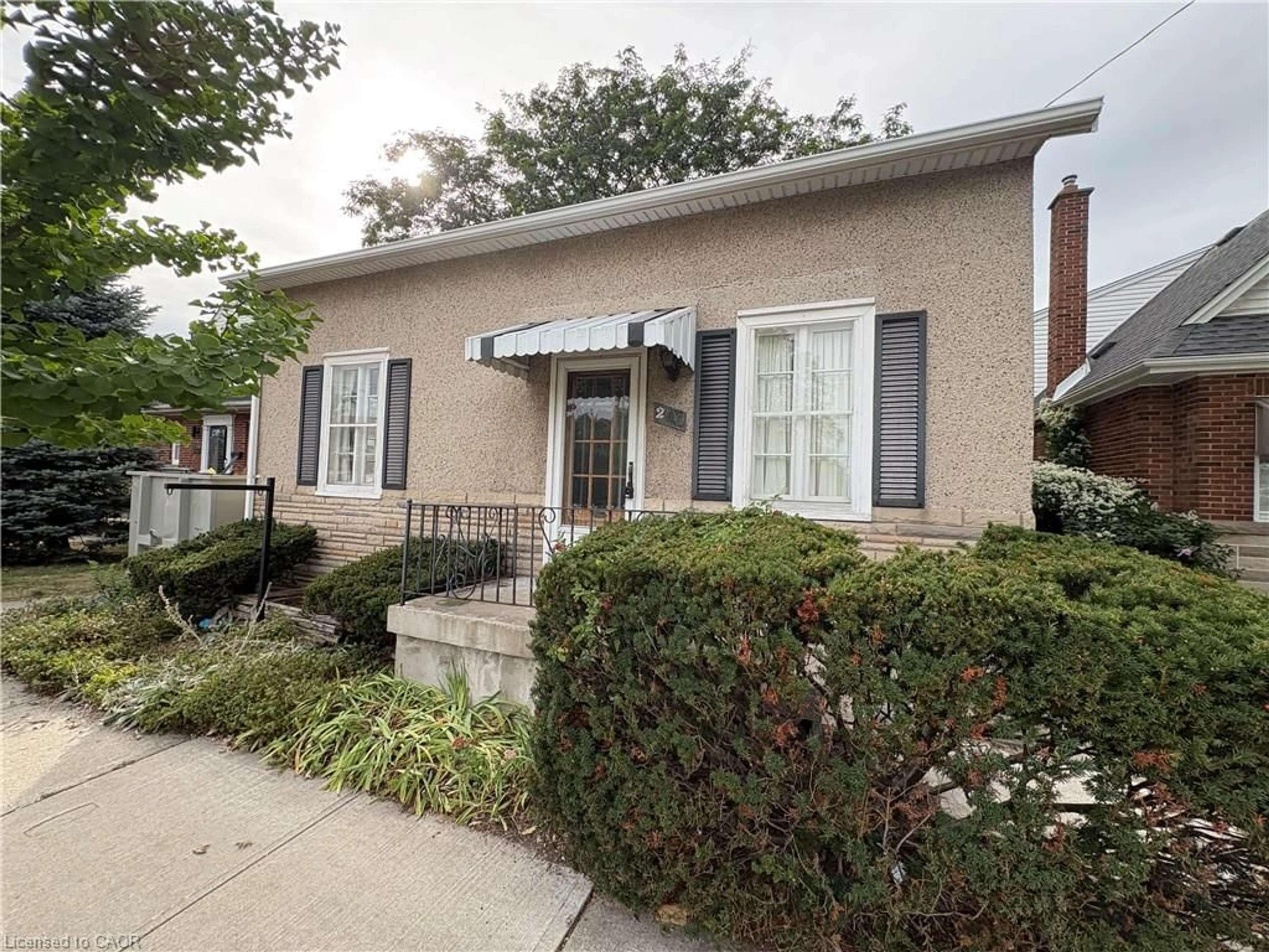 Home with brick exterior material, street for 206 Kenilworth Ave, Hamilton Ontario L8K 2T4
