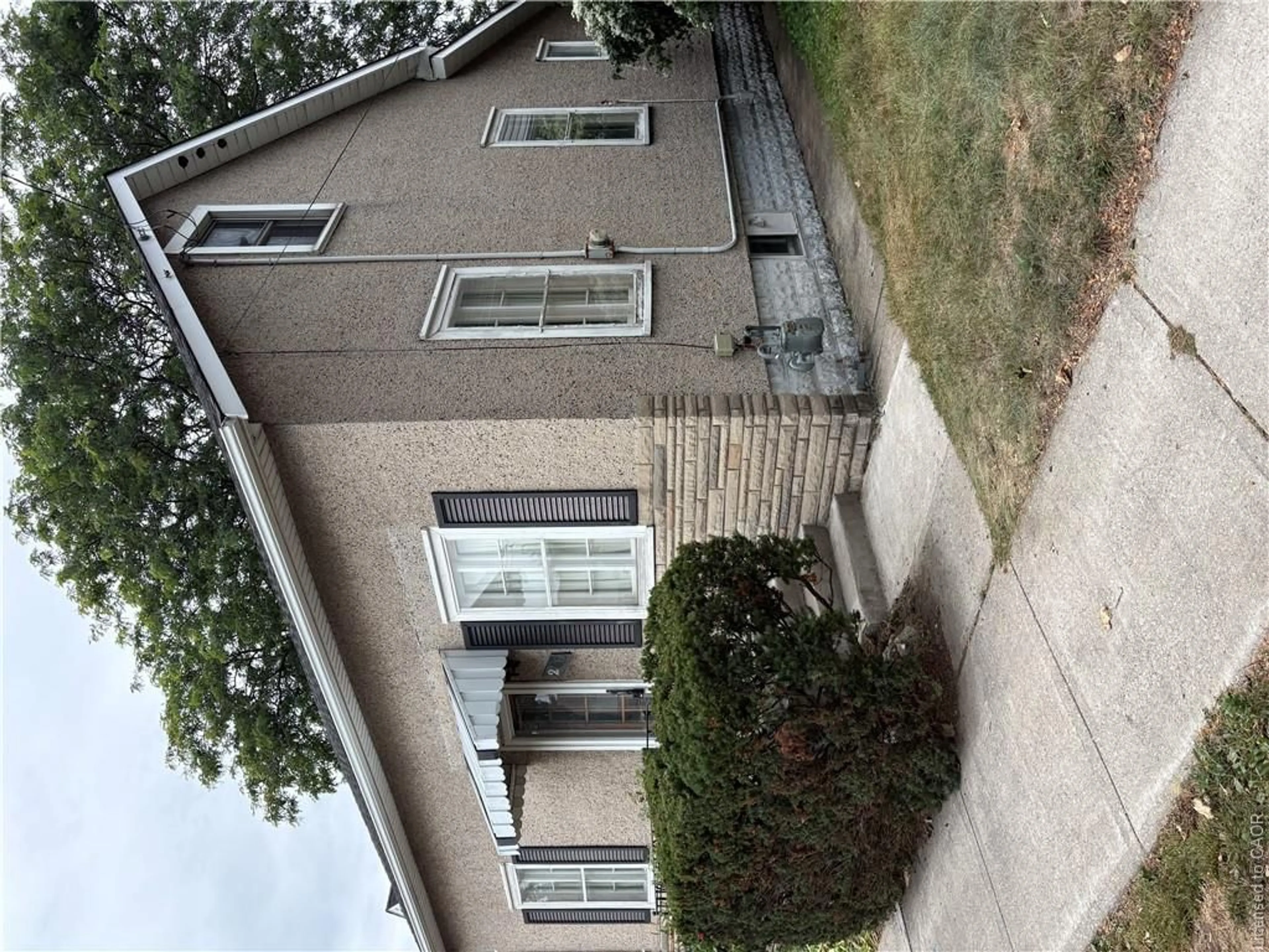 Home with vinyl exterior material, street for 206 Kenilworth Ave, Hamilton Ontario L8K 2T4
