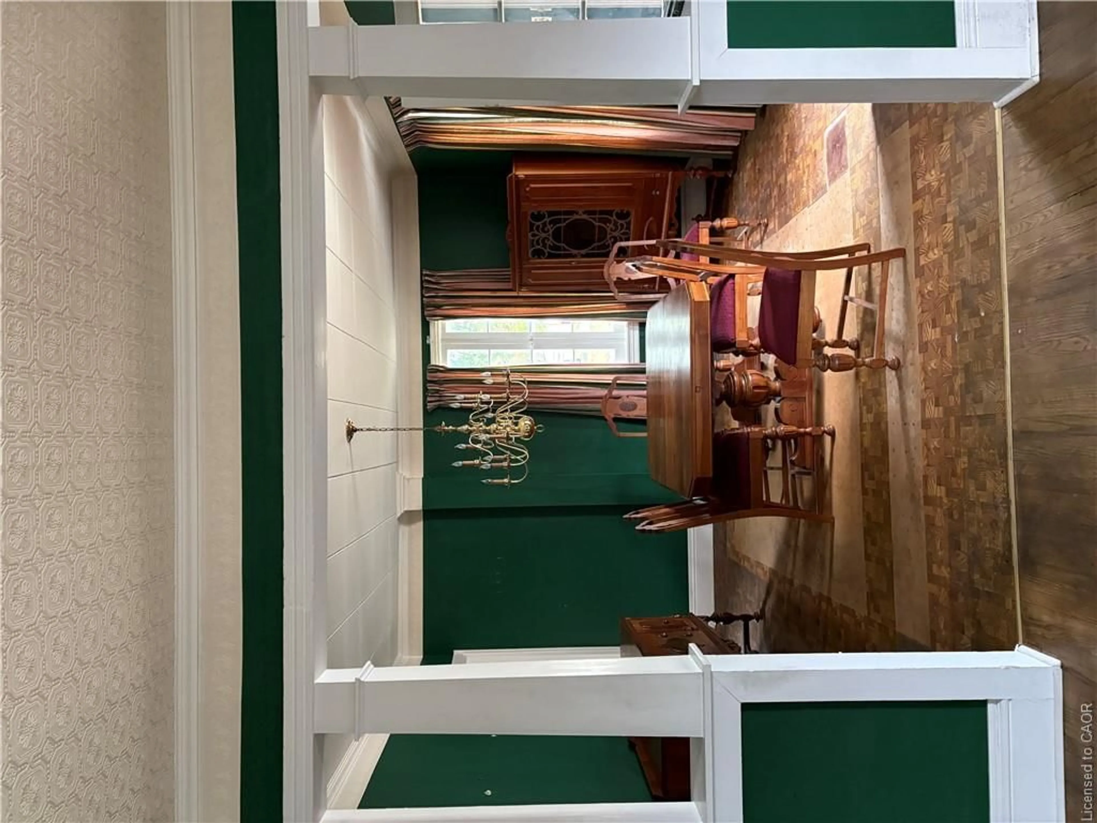 Indoor foyer for 206 Kenilworth Ave, Hamilton Ontario L8K 2T4