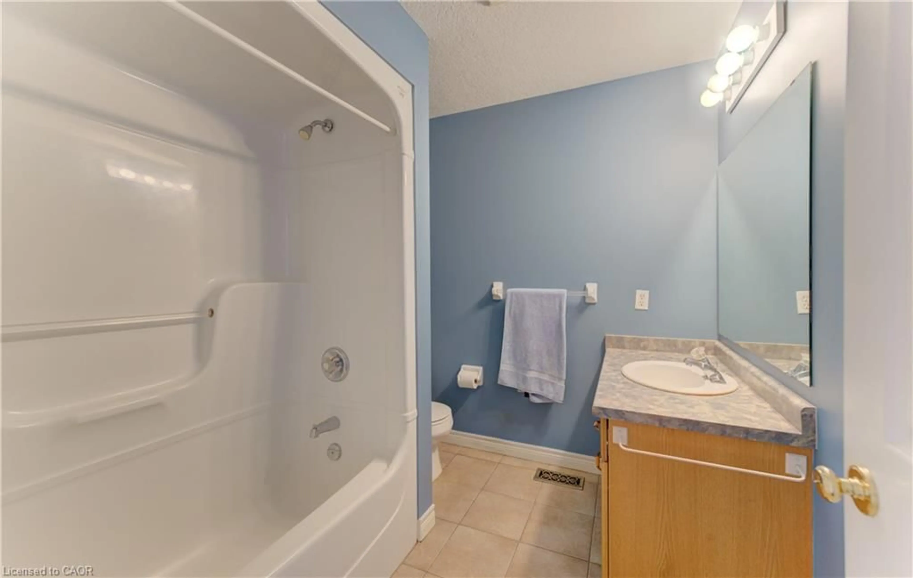 Standard bathroom, unknown for 25 Bankside Dr #2, Kitchener Ontario N2N 3M6