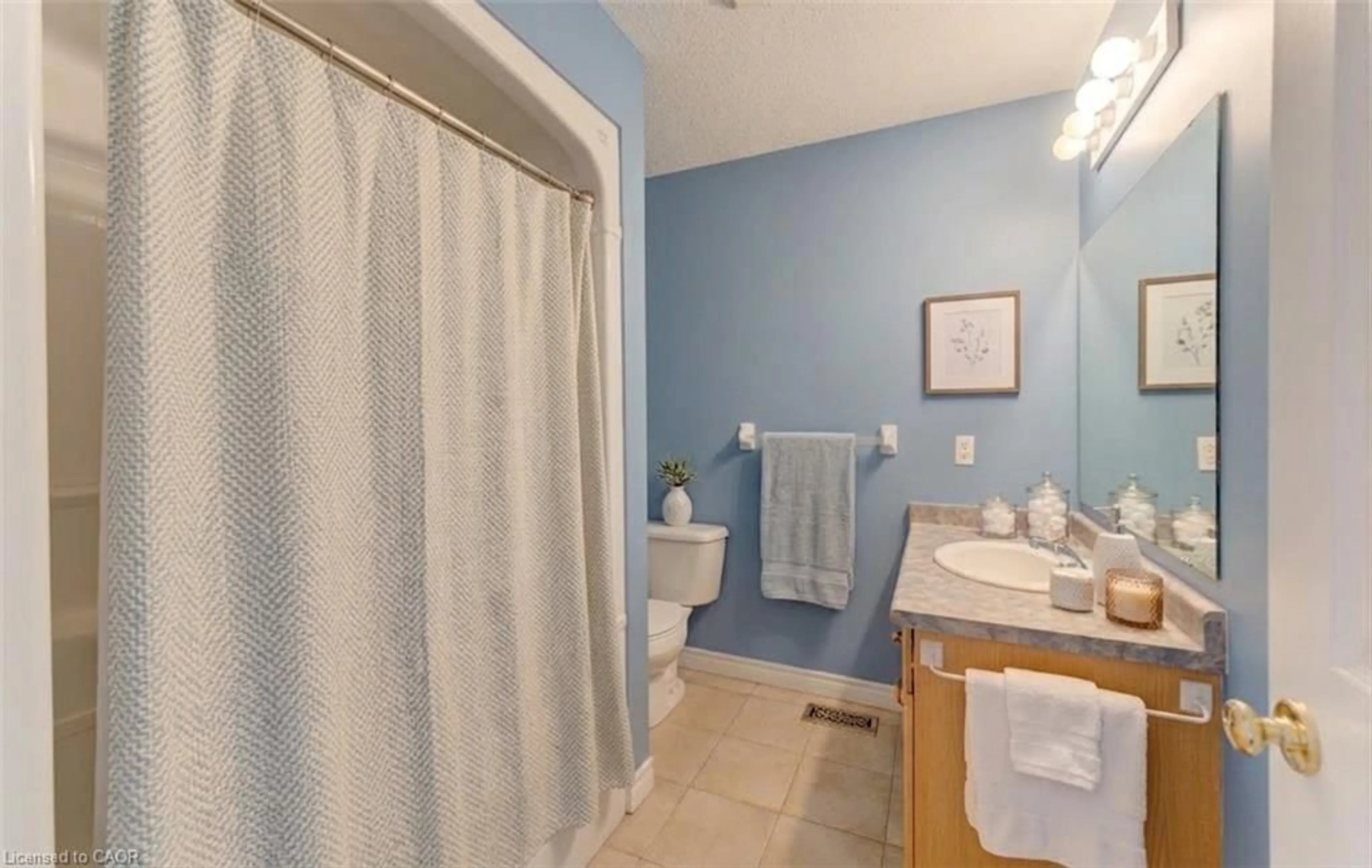 Standard bathroom, ceramic/tile floor for 25 Bankside Dr #2, Kitchener Ontario N2N 3M6