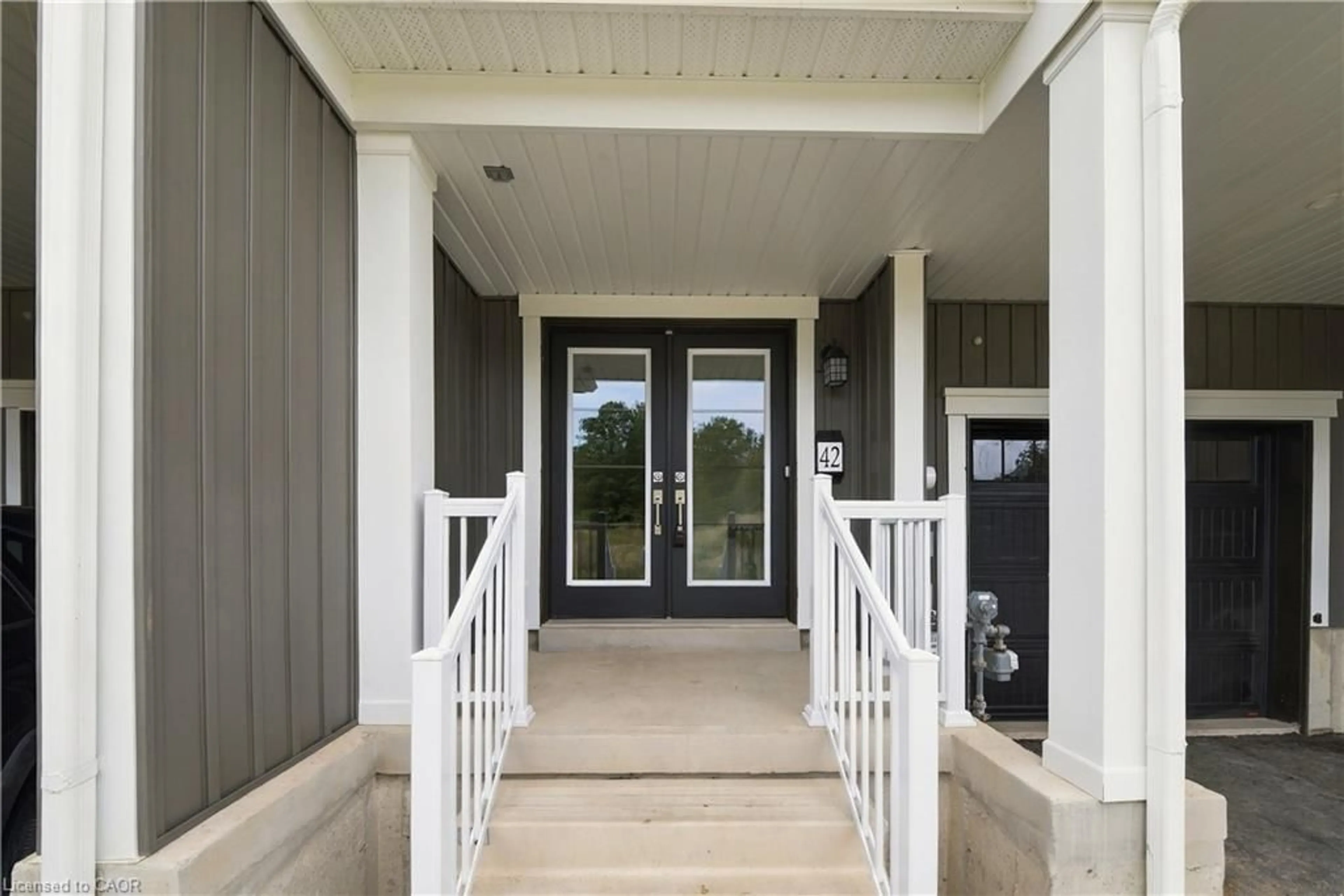 Indoor entryway for 42 Brixton Rd, Haldimand Ontario N3W 1N8