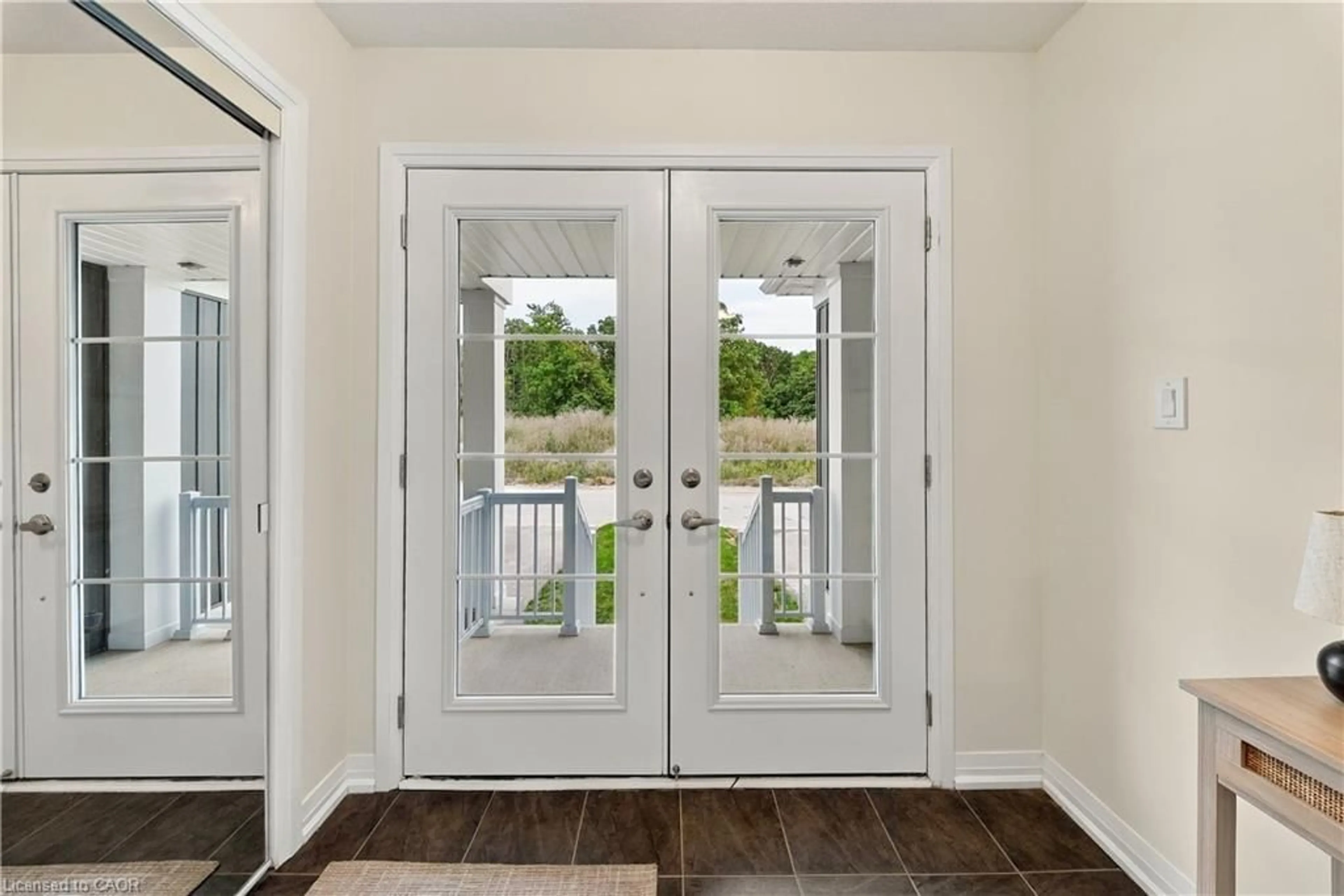 Indoor entryway for 42 Brixton Rd, Haldimand Ontario N3W 1N8