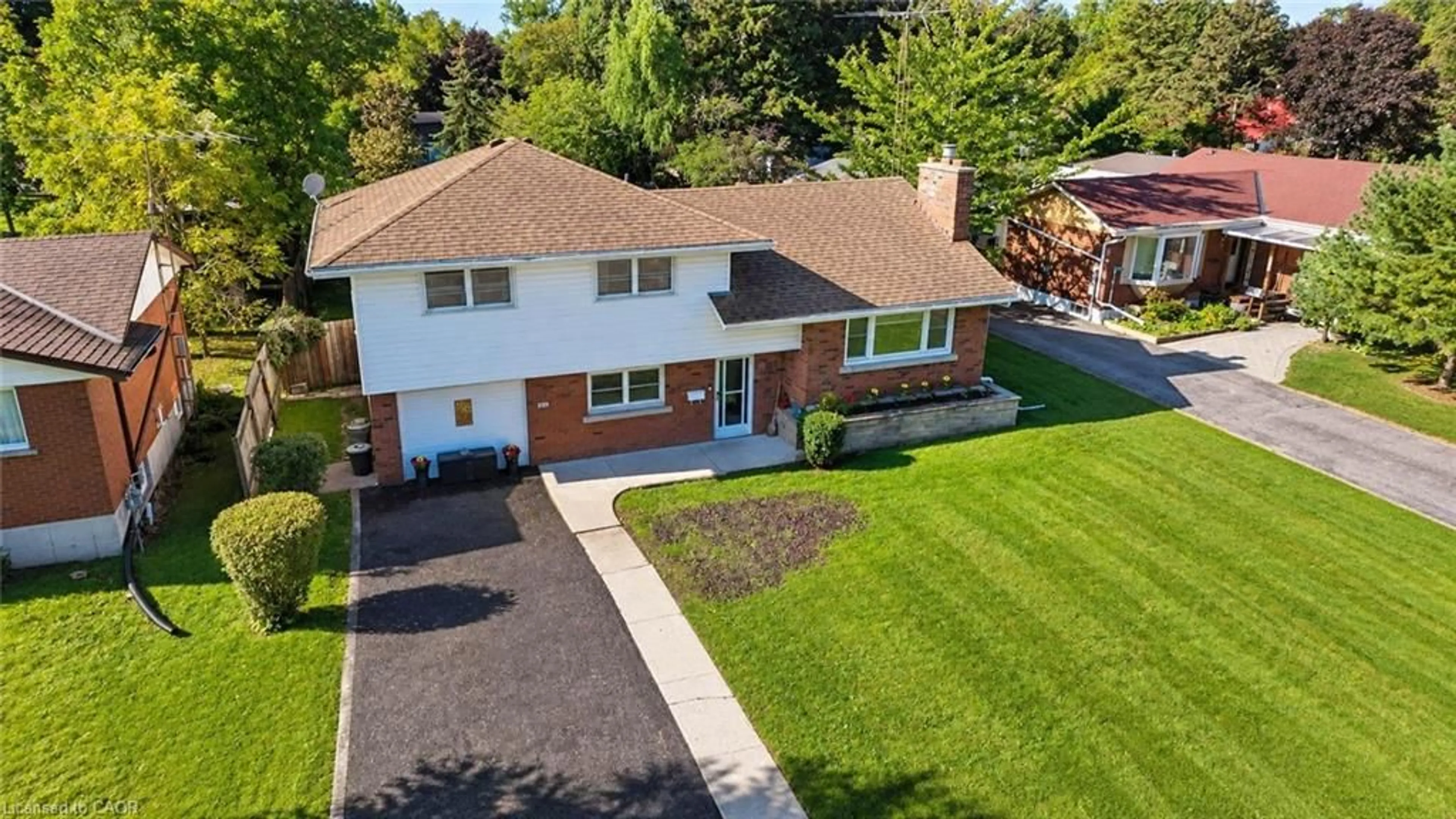 A pic from outside/outdoor area/front of a property/back of a property/a pic from drone, street for 216 Fairview Ave, Dunnville Ontario N1A 1M3
