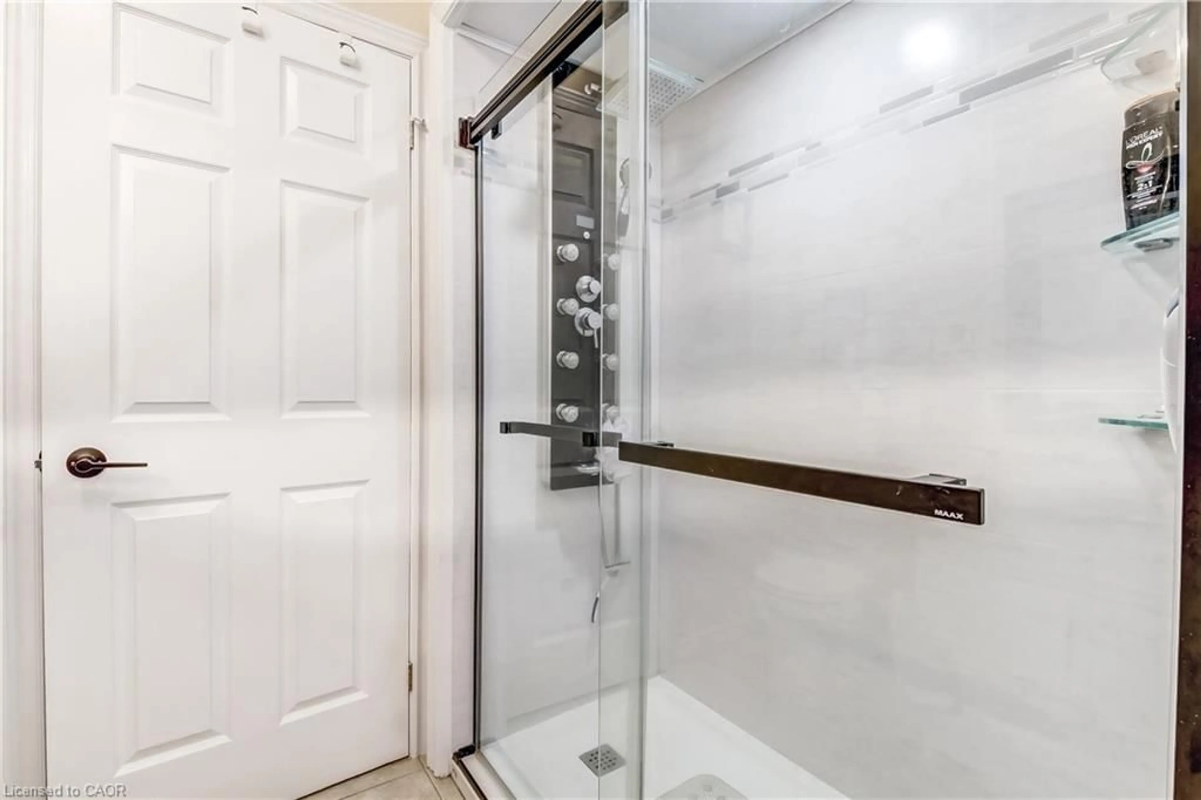 Standard bathroom, ceramic/tile floor for 150 Oak St #27, Simcoe Ontario N3Y 5M5