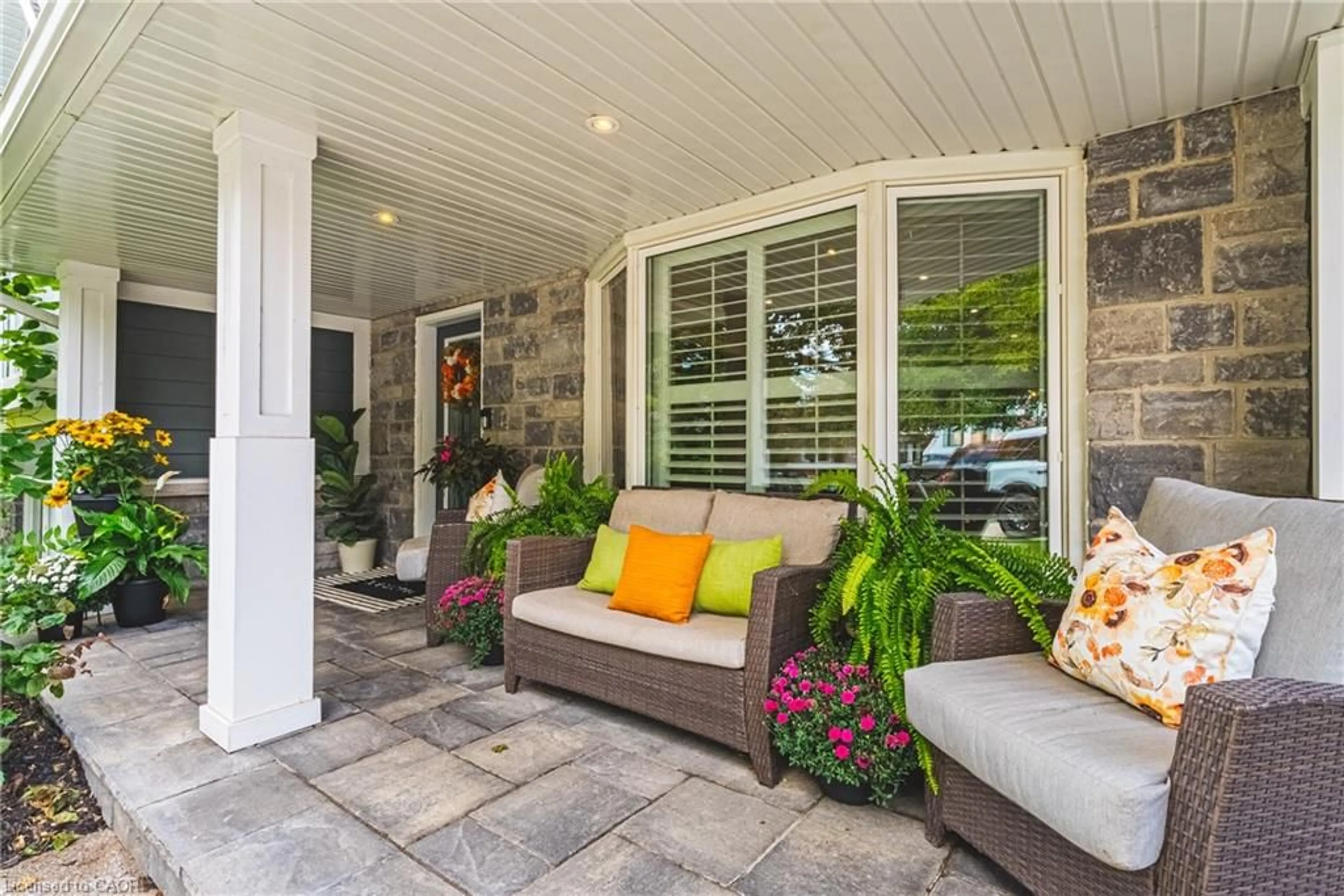 Patio, street for 581 Holly Hill Cres, Burlington Ontario L7L 3Z8