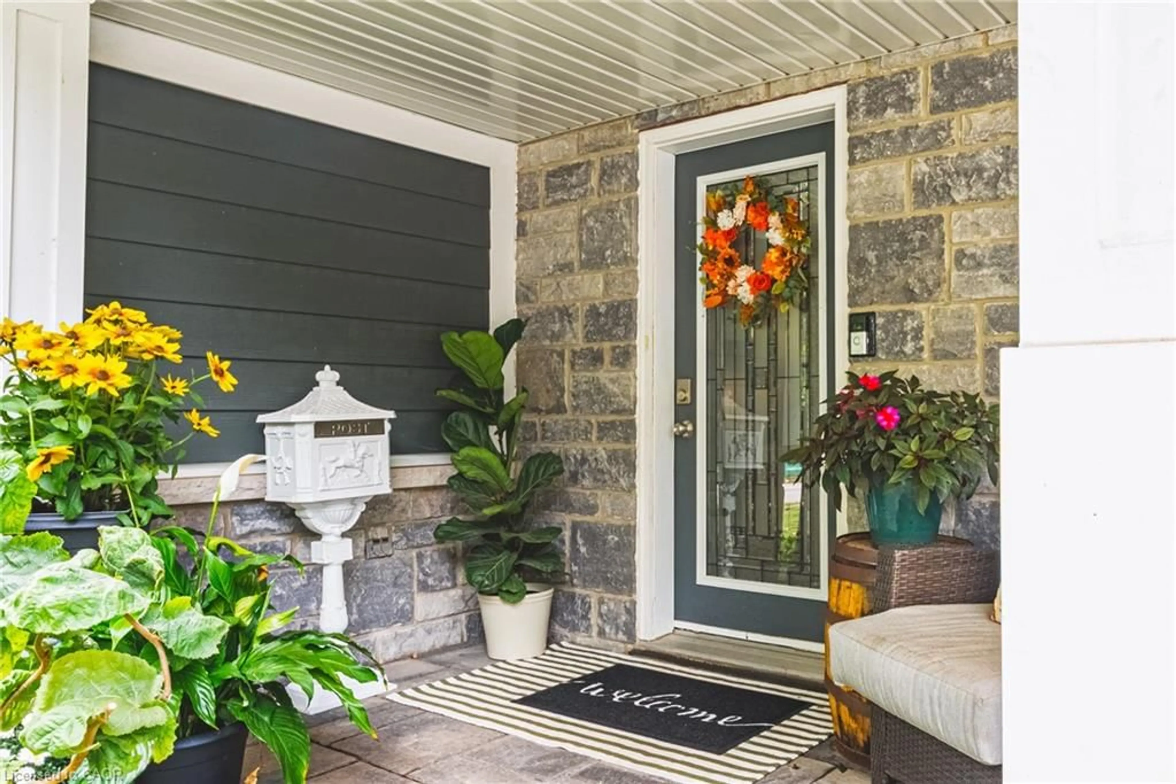 Indoor entryway for 581 Holly Hill Cres, Burlington Ontario L7L 3Z8