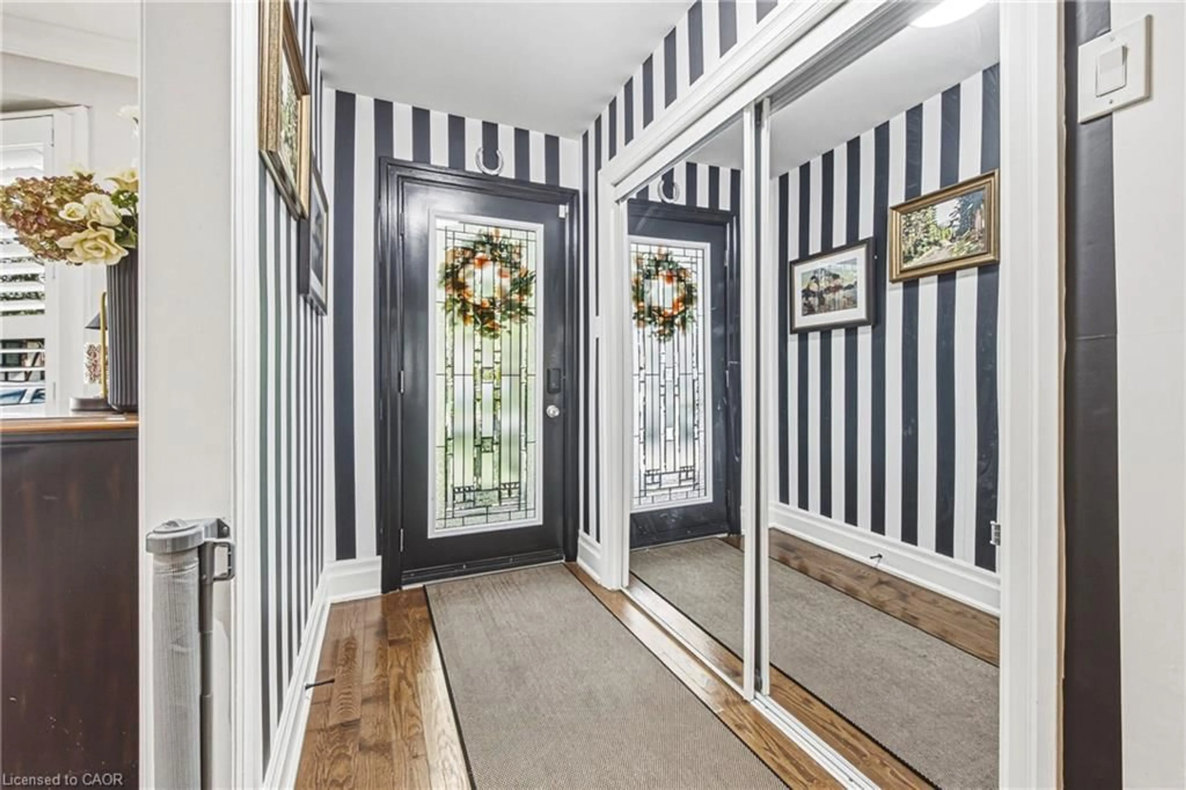 Indoor entryway for 581 Holly Hill Cres, Burlington Ontario L7L 3Z8