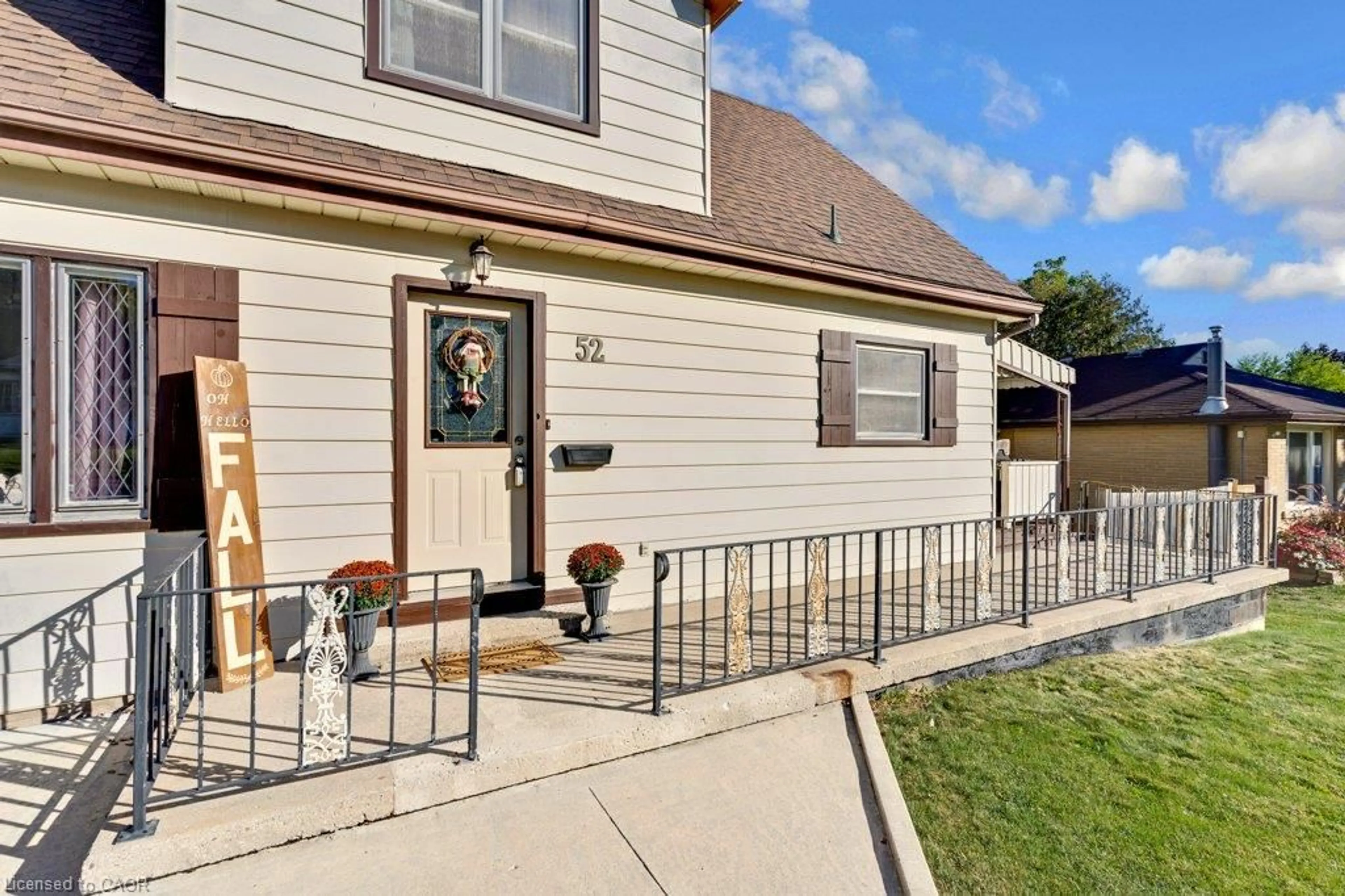 Home with vinyl exterior material, street for 52 Third Ave, Cambridge Ontario N1S 2C6