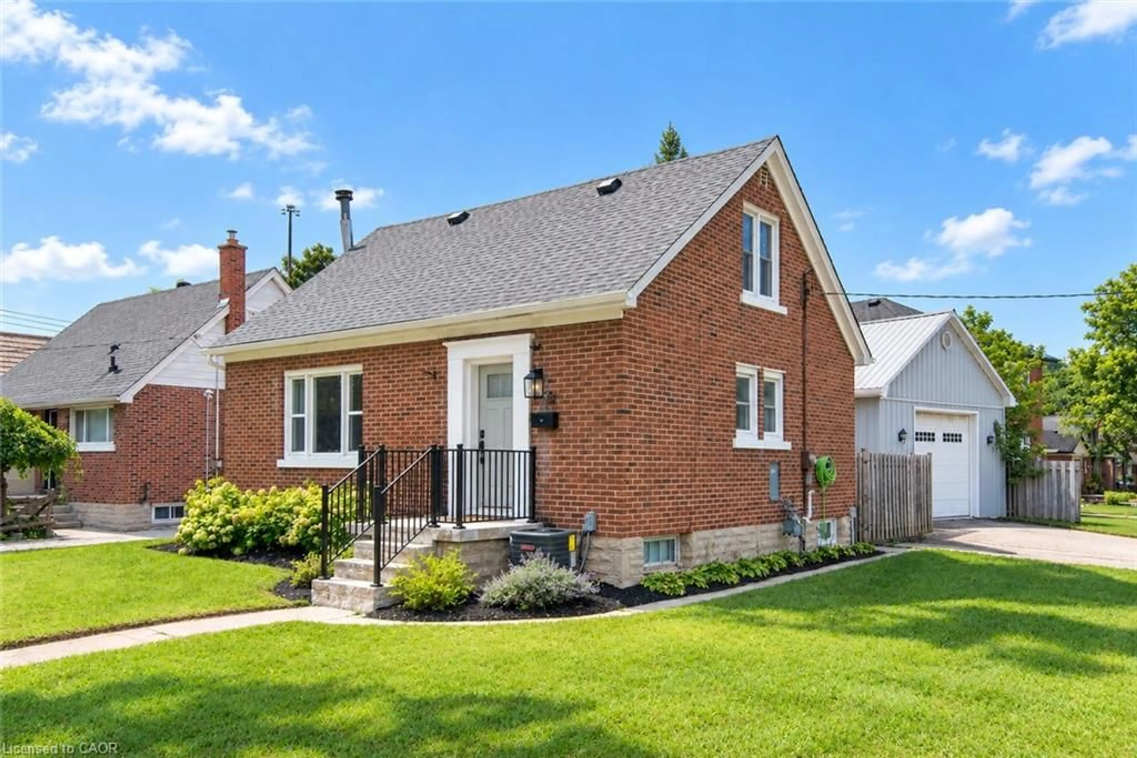 Home with brick exterior material, street for 32 Belleview Ave, Kitchener Ontario N2B 1G3