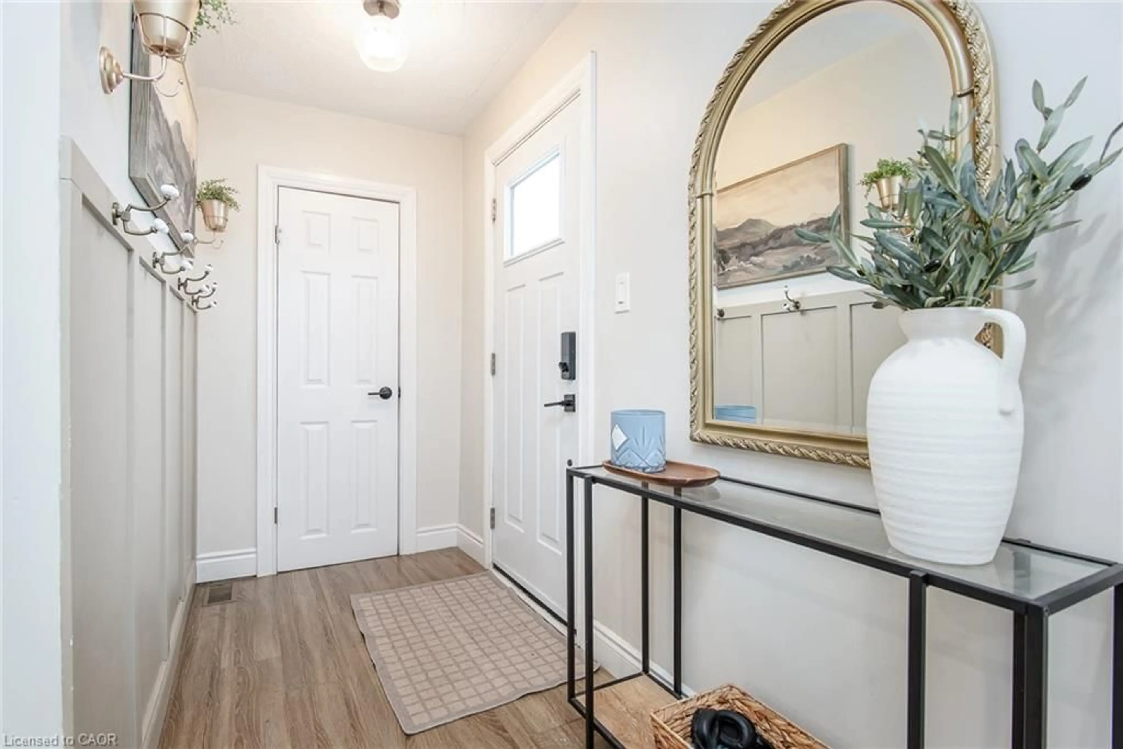 Indoor entryway for 32 Belleview Ave, Kitchener Ontario N2B 1G3
