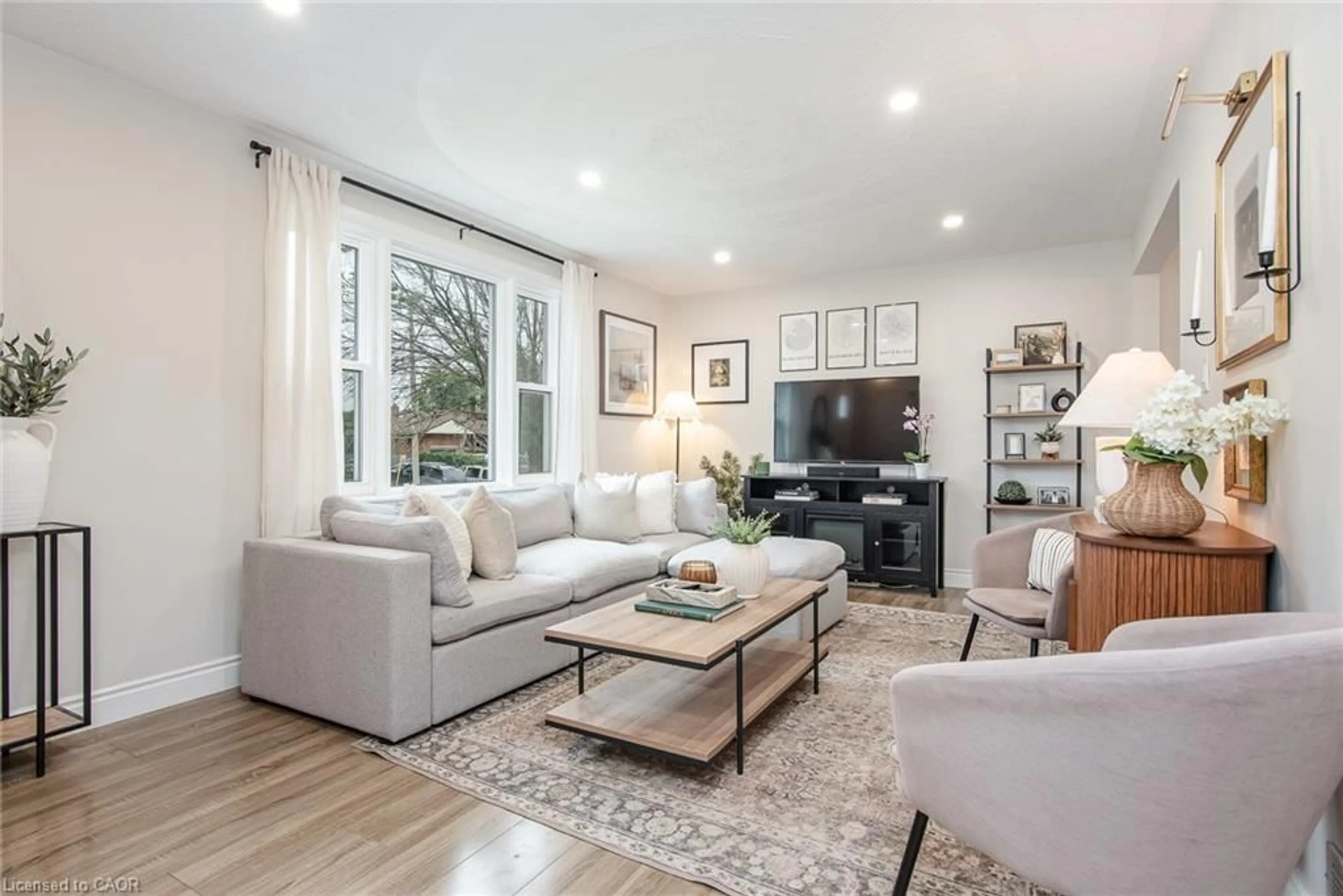 Living room with furniture, unknown for 32 Belleview Ave, Kitchener Ontario N2B 1G3