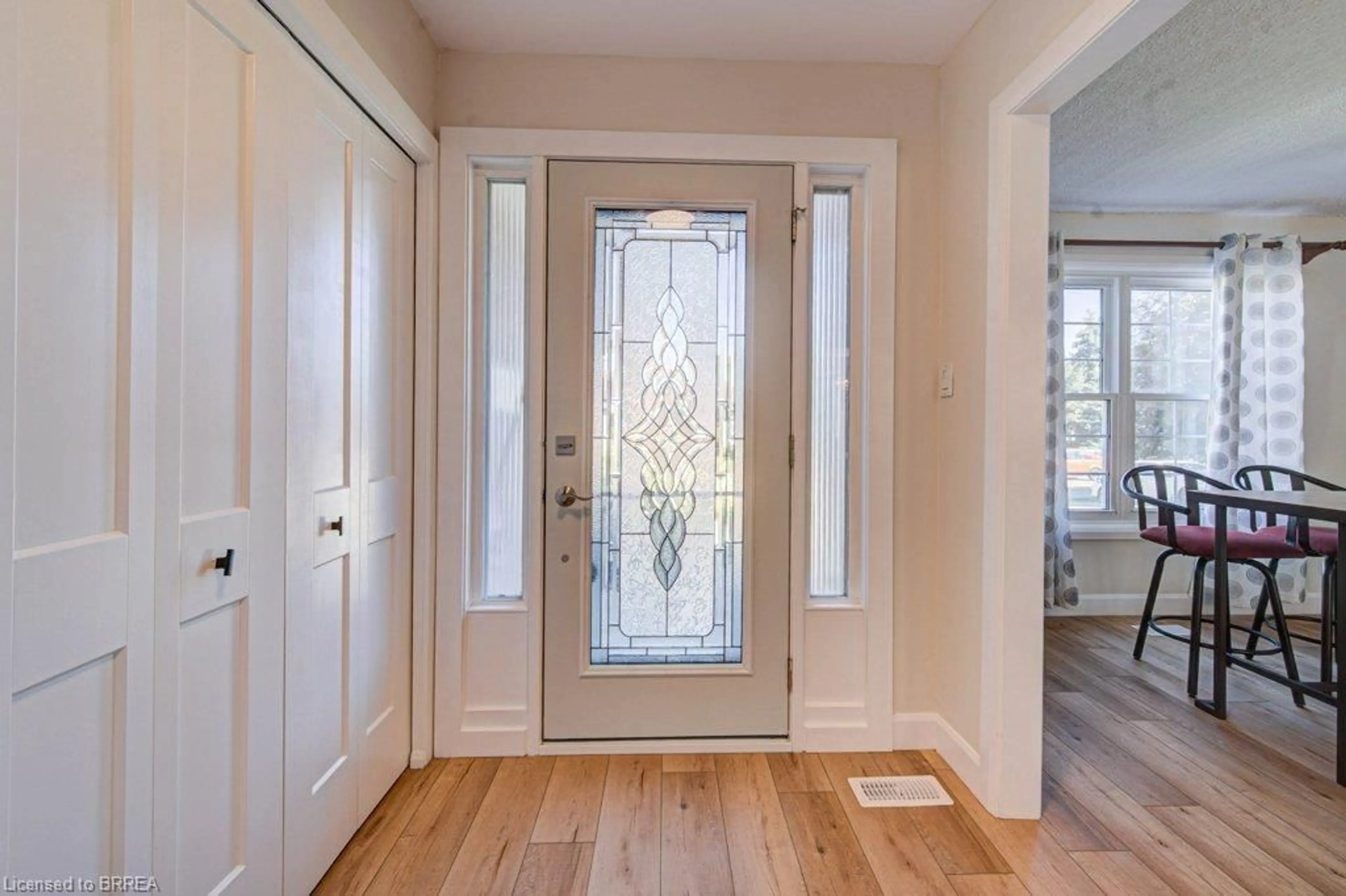 Indoor entryway for 4 Jasmine Dr, Paris Ontario N3L 3P7