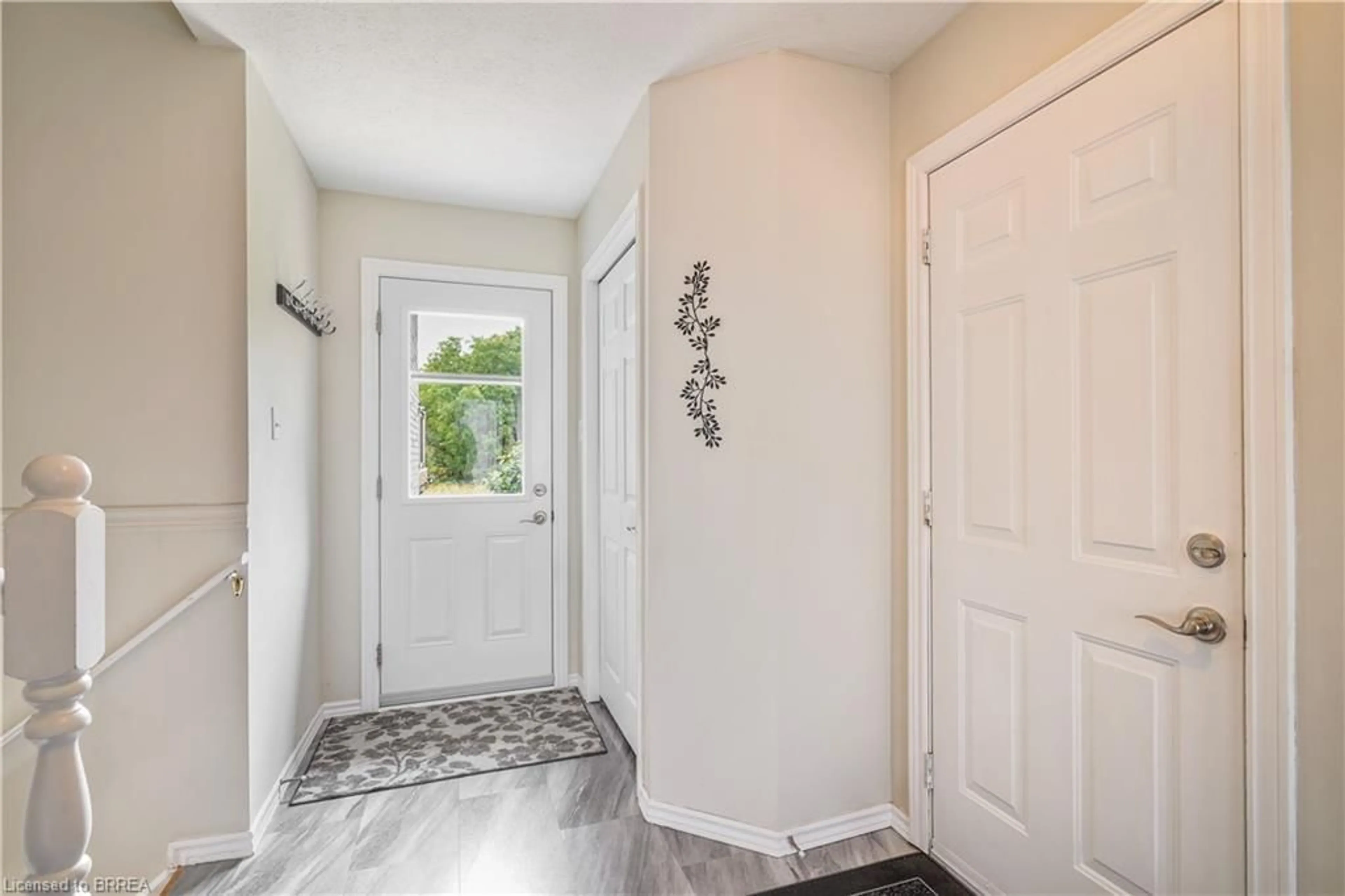 Indoor entryway for 26 Macpherson Dr, Paris Ontario N3L 4C6