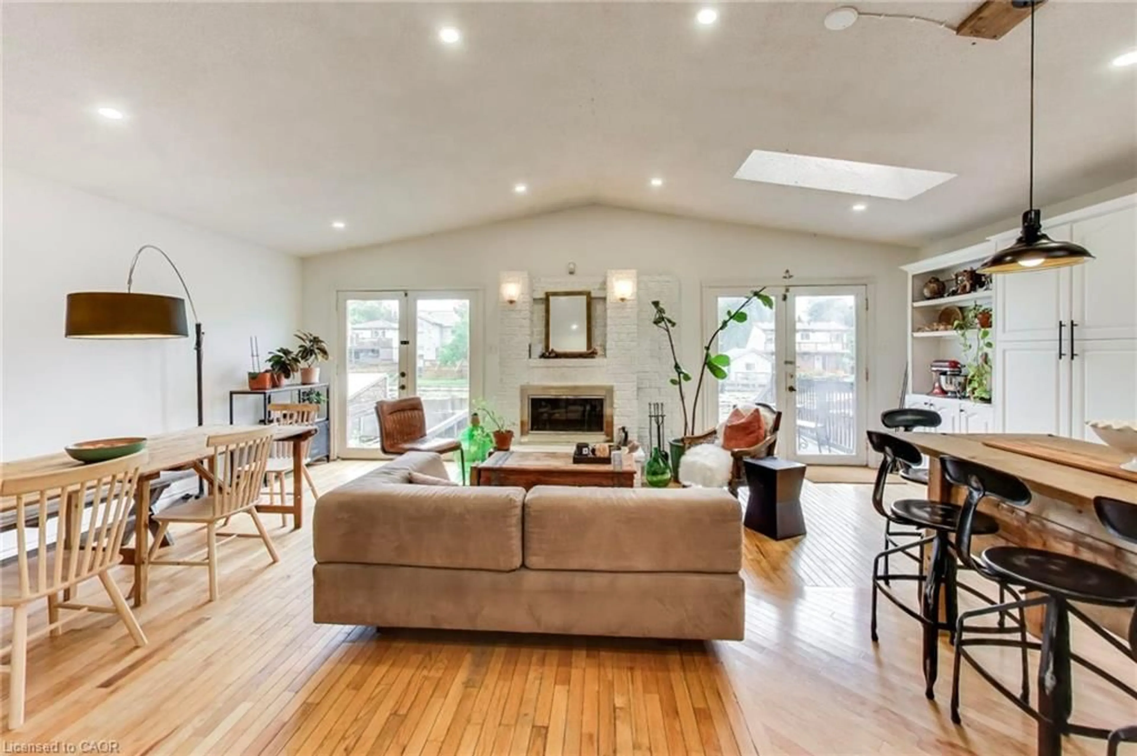Living room with furniture, wood/laminate floor for 35 Shirlea Blvd, Keswick Ontario L4P 1L1