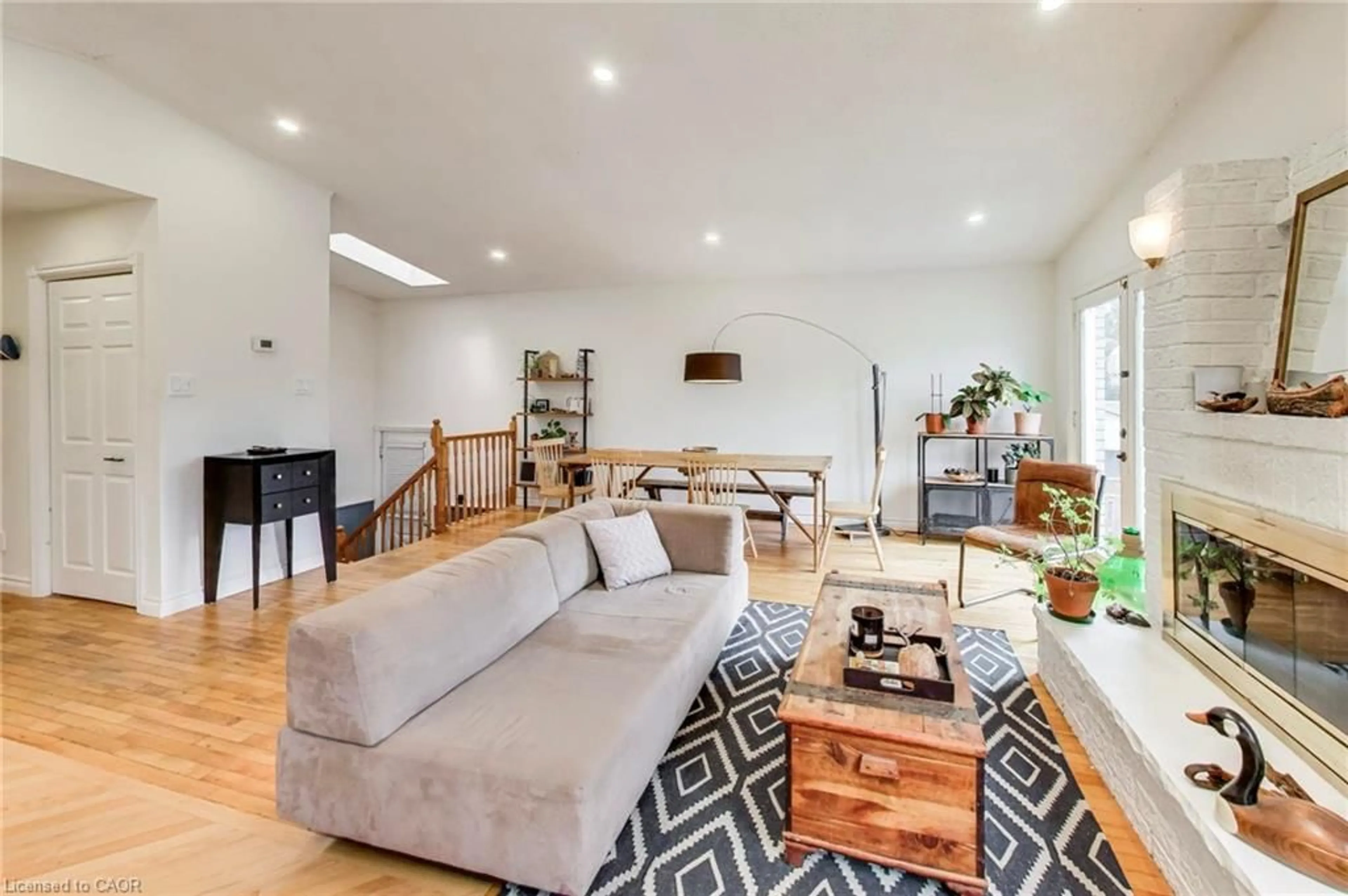 Living room with furniture, unknown for 35 Shirlea Blvd, Keswick Ontario L4P 1L1