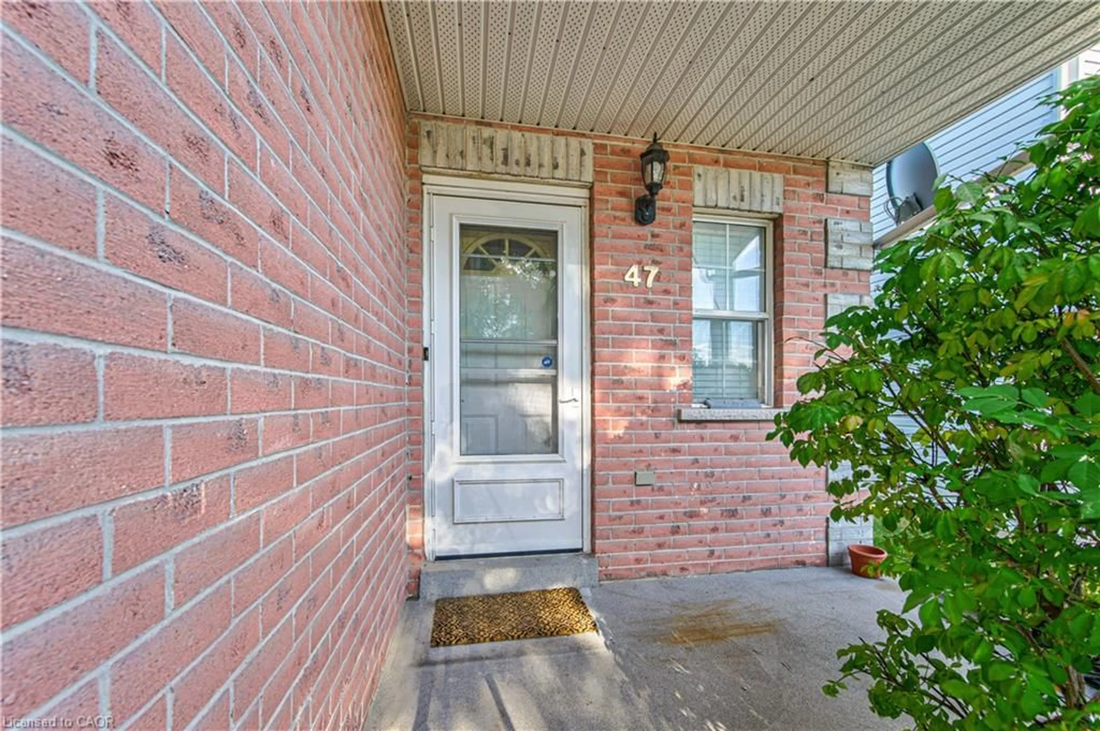 Indoor entryway for 47 Hilltop Dr, Ayr Ontario N0B 1E0