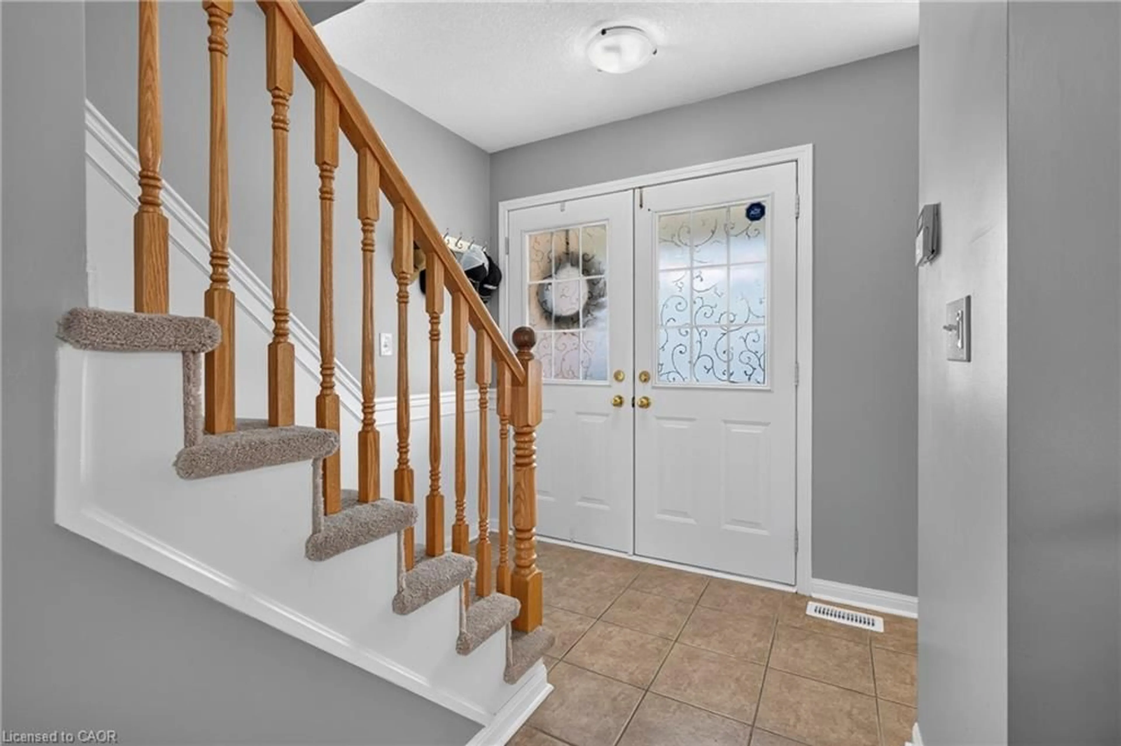 Indoor entryway for 139 Garth Massey Dr, Cambridge Ontario N1T 2G5