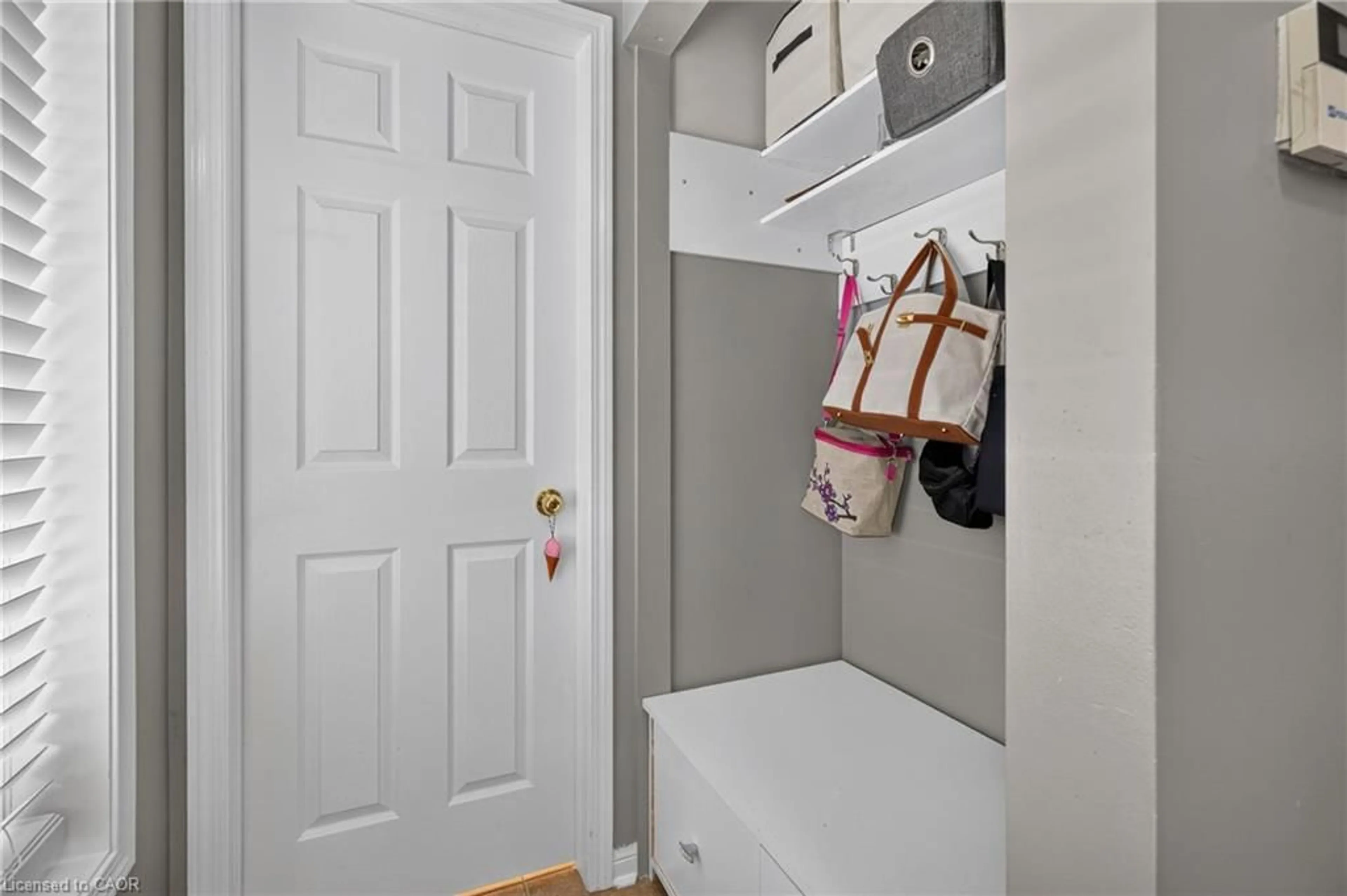 Indoor entryway for 139 Garth Massey Dr, Cambridge Ontario N1T 2G5