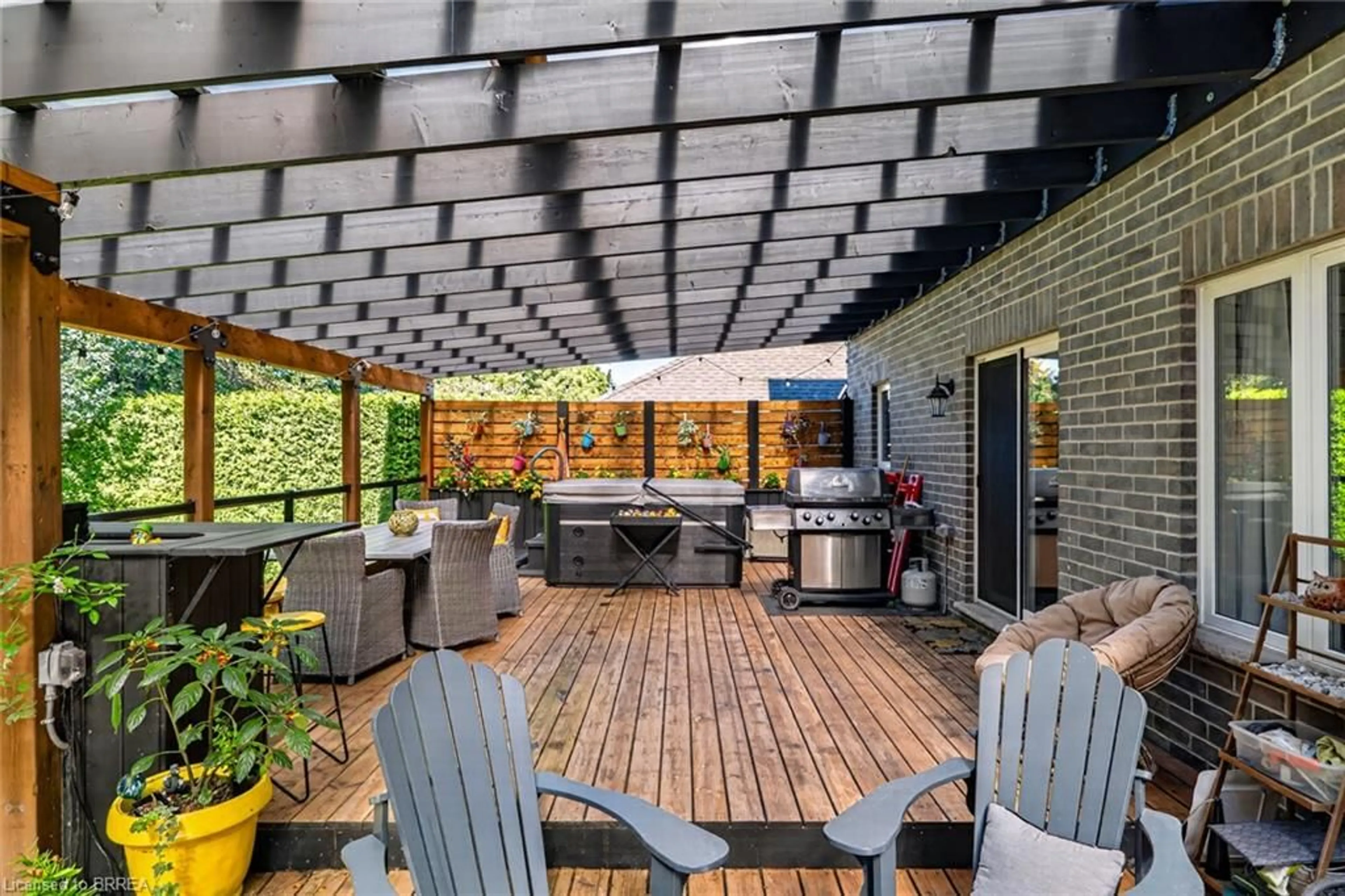 Patio, street for 40 Hollingshead Rd, Ingersoll Ontario N5C 0B5