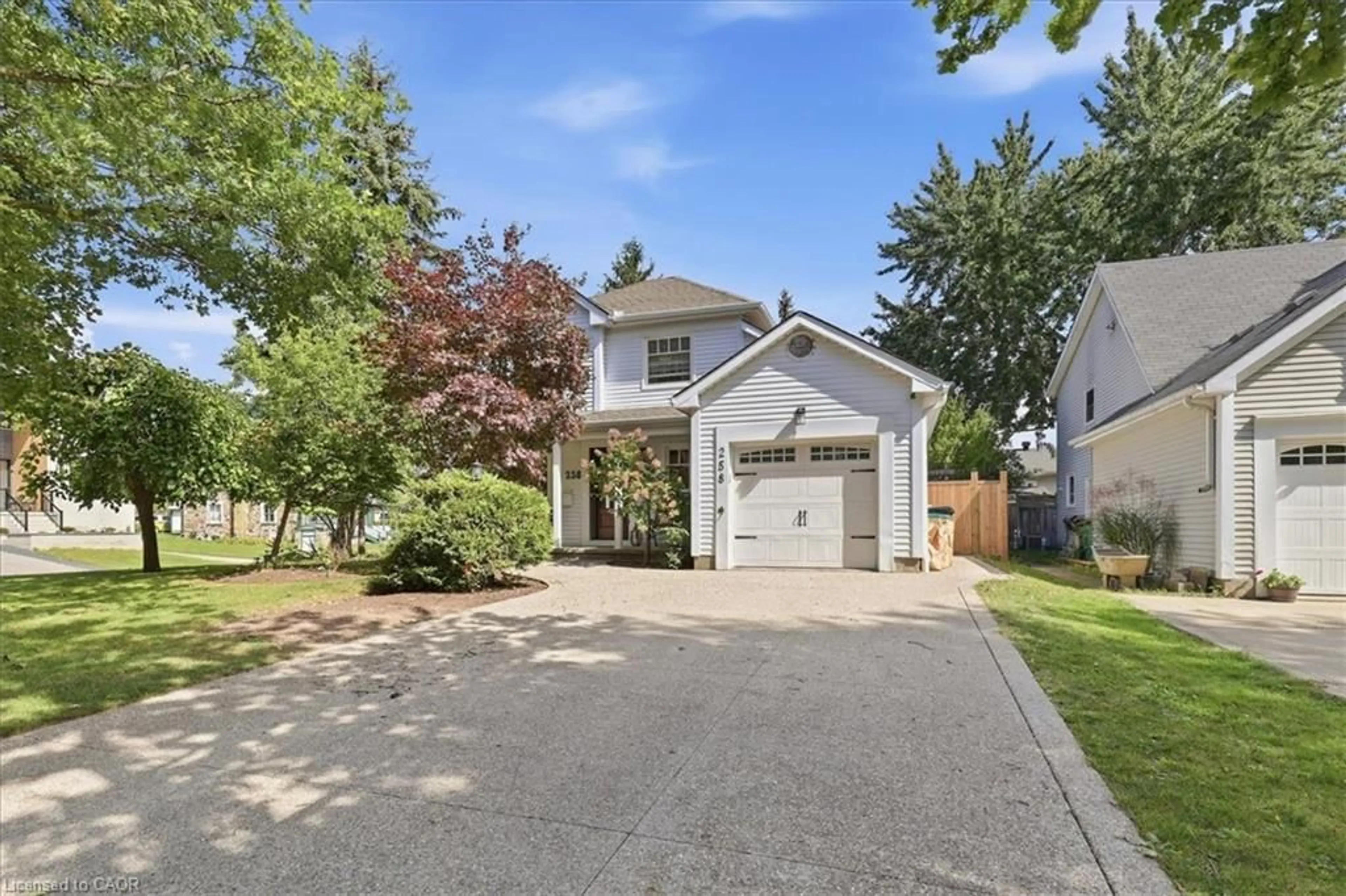 Home with vinyl exterior material, street for 258 Newport Pl, Waterloo Ontario N2T 2B5
