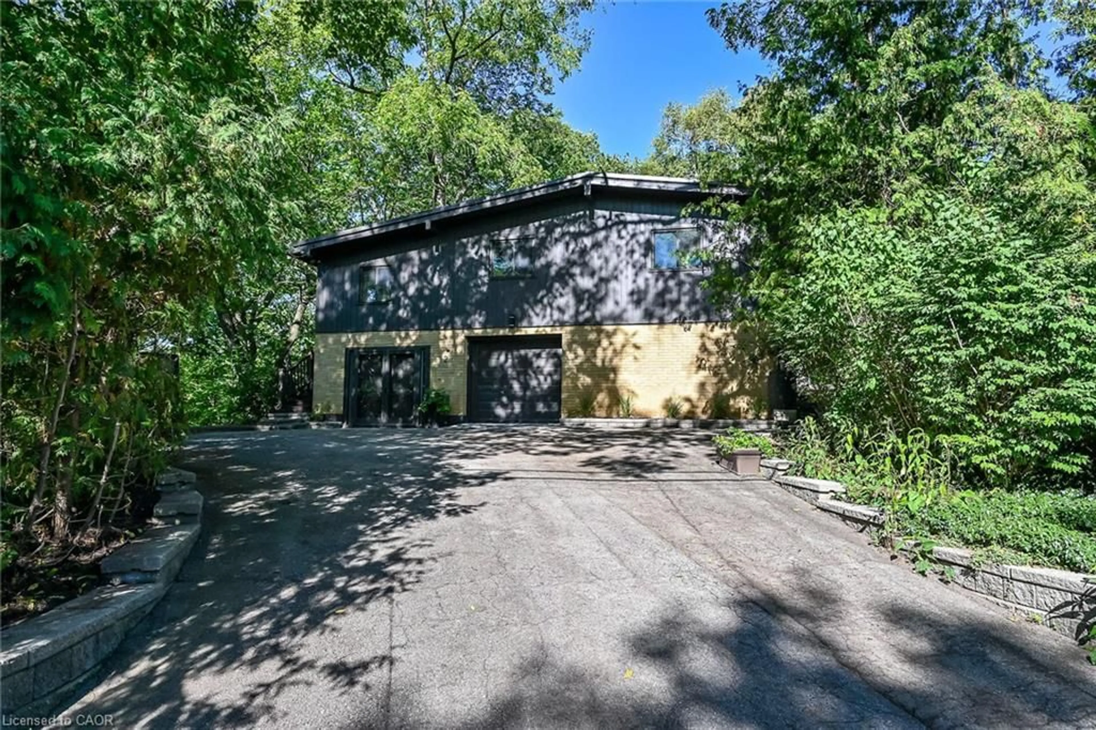 A pic from outside/outdoor area/front of a property/back of a property/a pic from drone, unknown for 2 Helen St, Dundas Ontario L9H 1N3