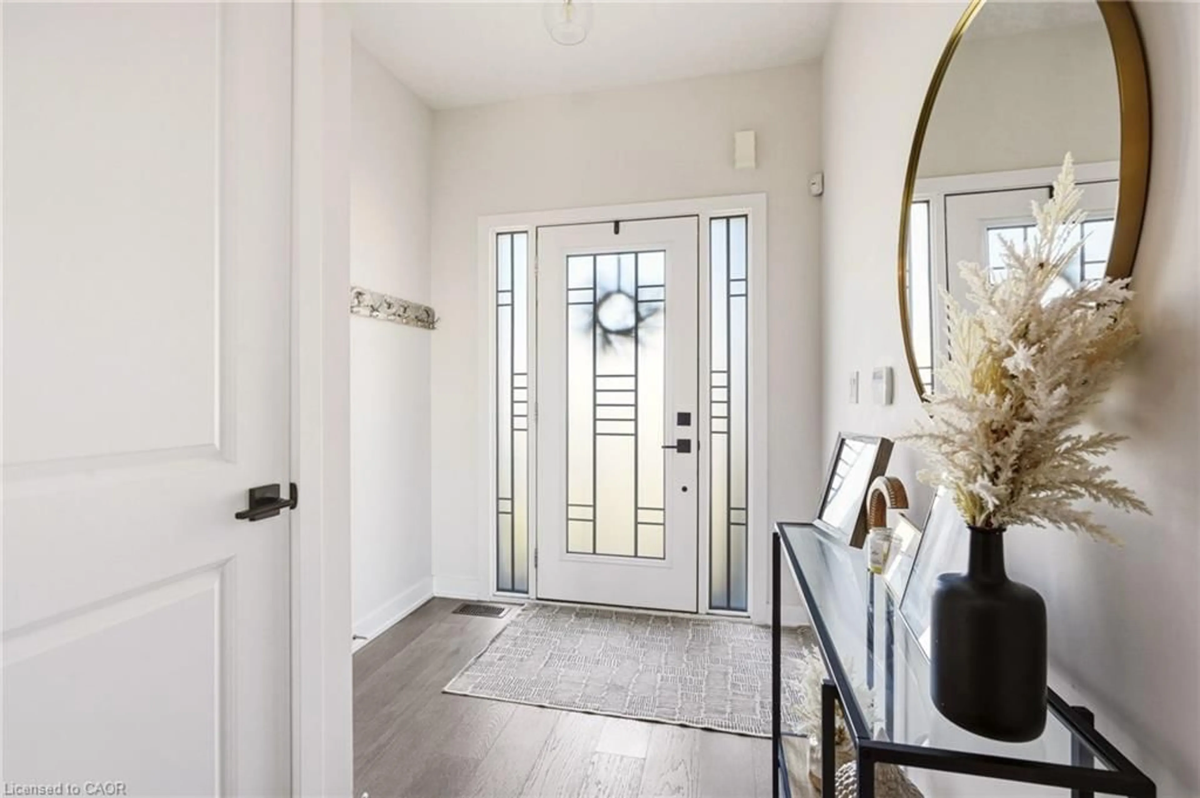 Indoor entryway for 58 Starling Dr, Hamilton Ontario L9A 0C5