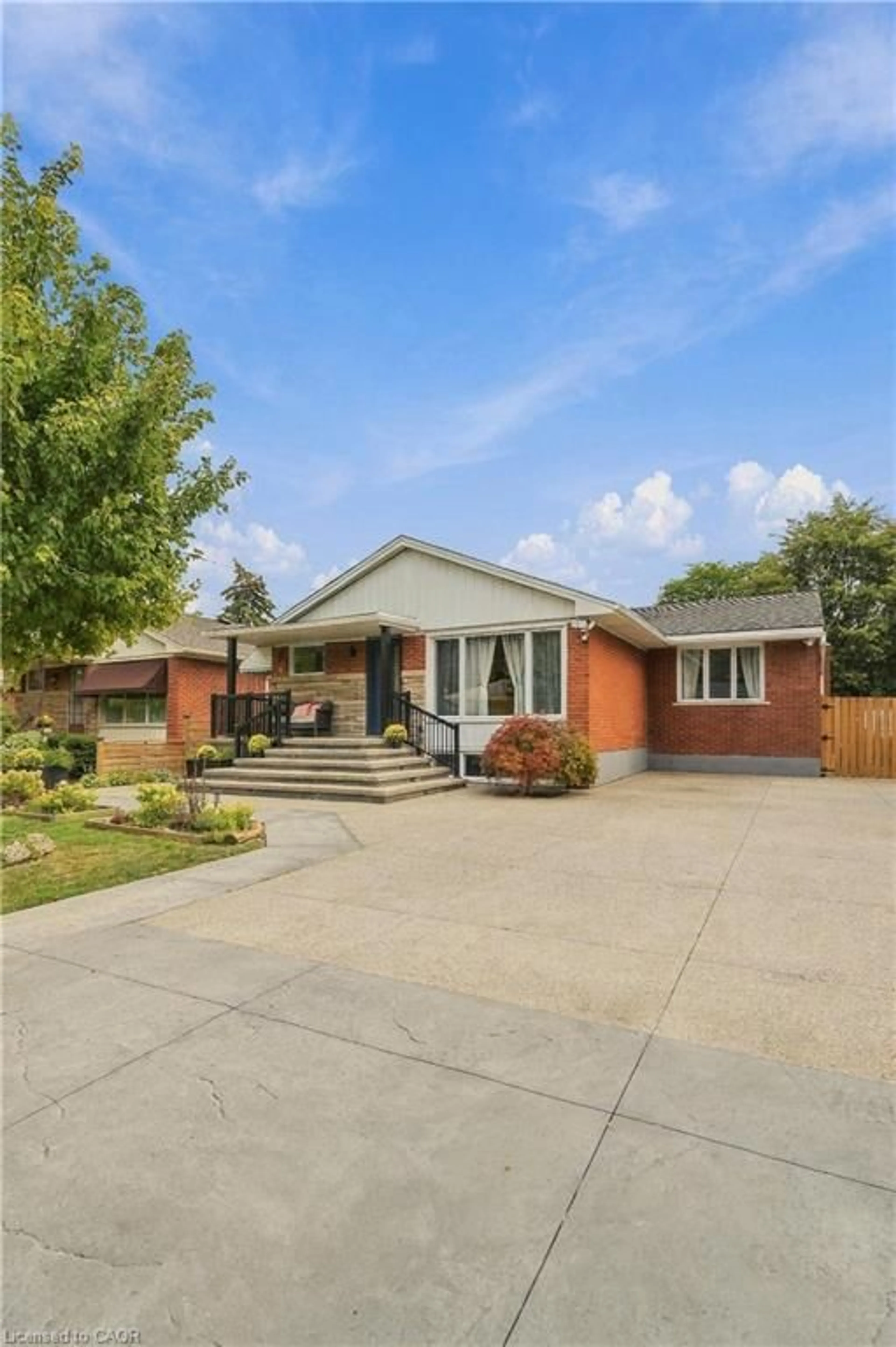 Home with brick exterior material, street for 215 West 33rd St, Hamilton Ontario L9C 5J4
