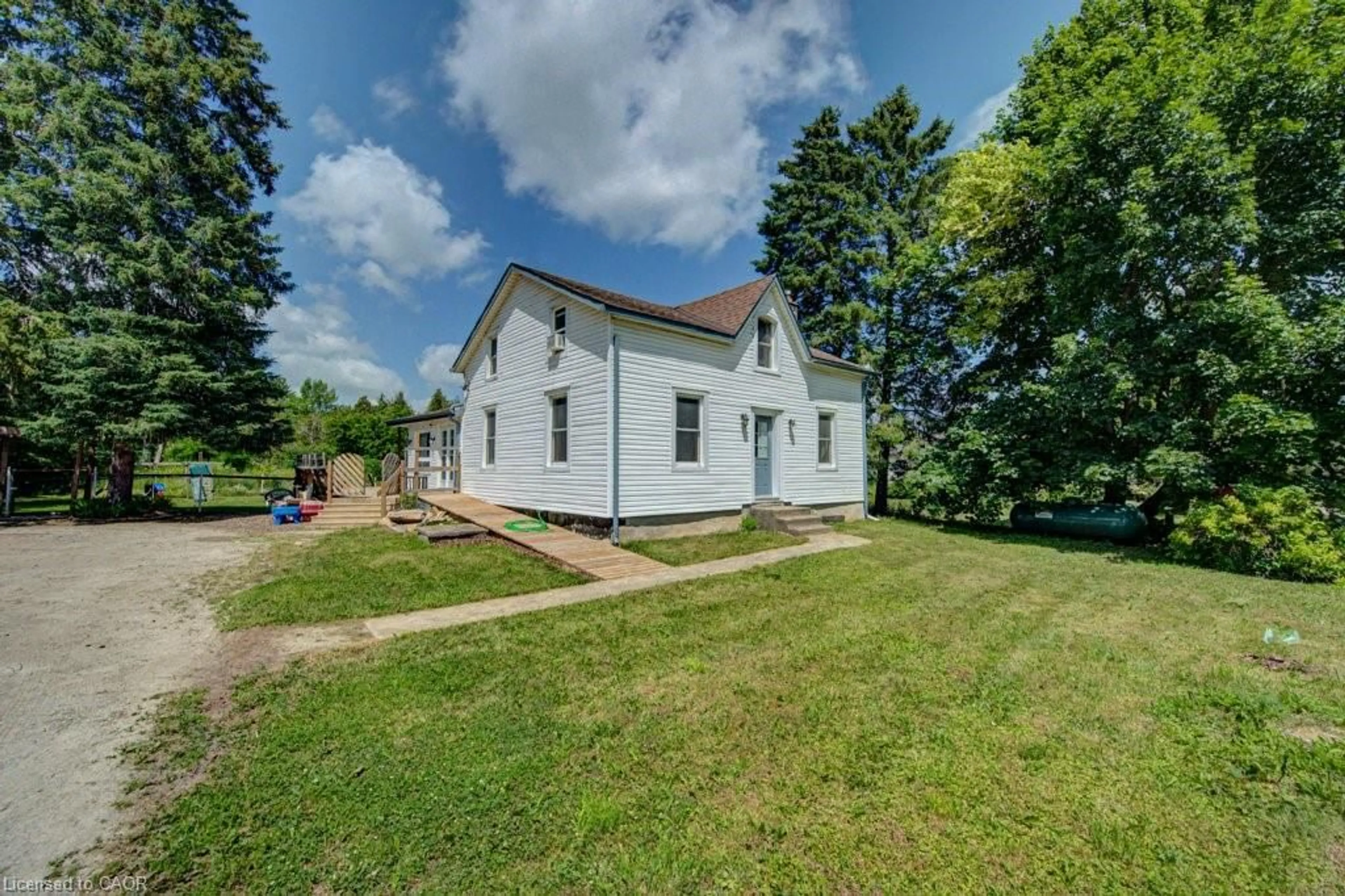 A pic from outside/outdoor area/front of a property/back of a property/a pic from drone, building for 154 Evert St, Rockwood Ontario N0B 2K0