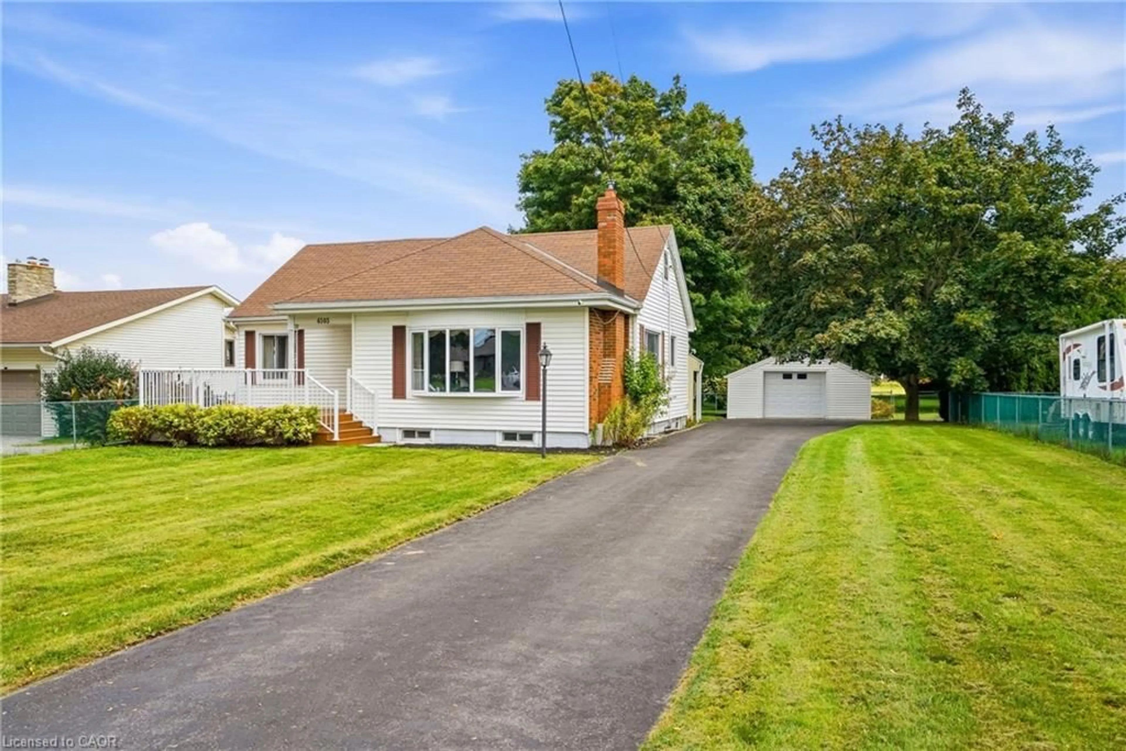 Home with vinyl exterior material, street for 4503 Lincoln Ave, Beamsville Ontario L0R 1S3