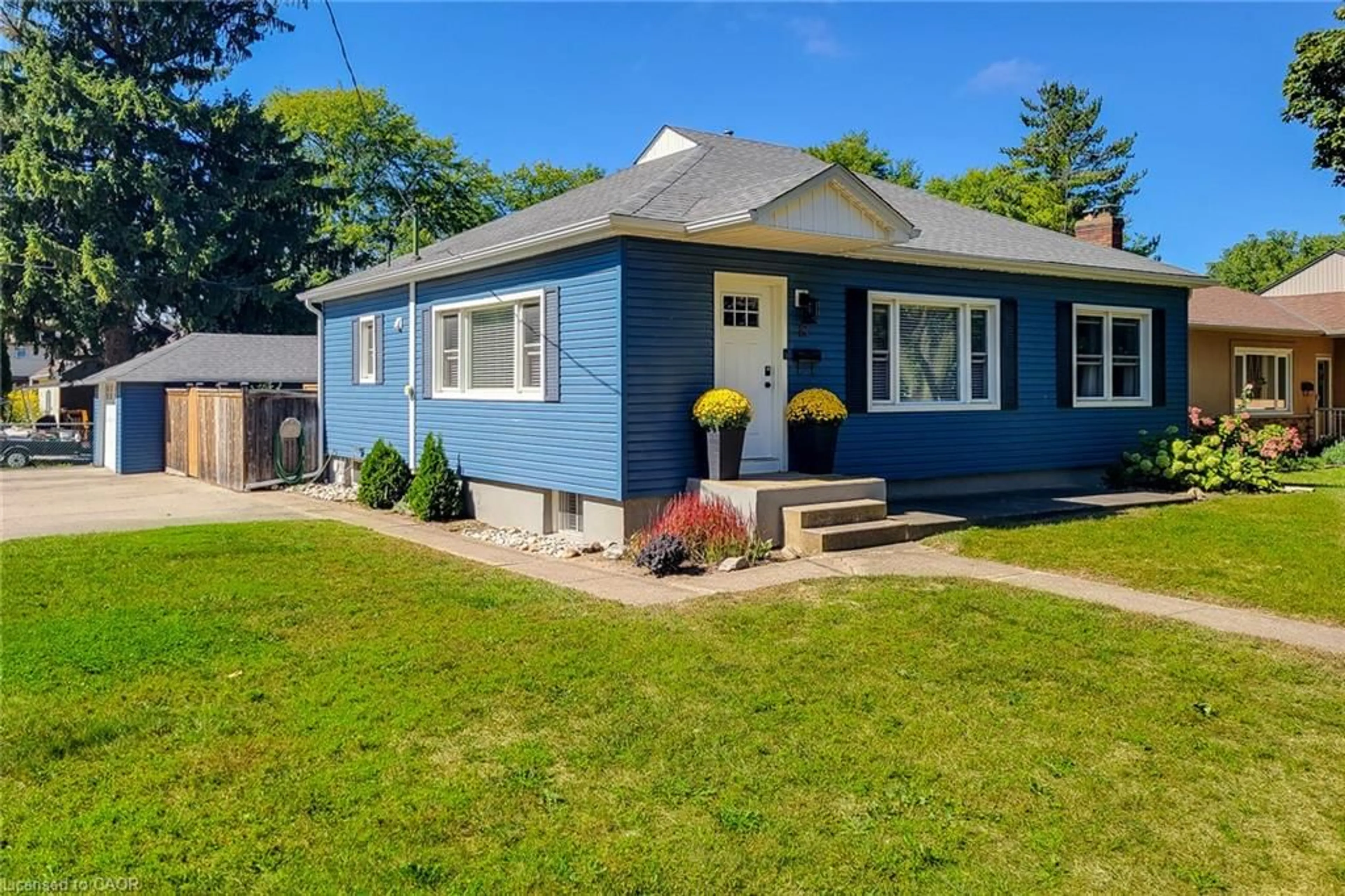 Home with vinyl exterior material, street for 19 Thorndale Ave, St. Catharines Ontario L2R 6A2