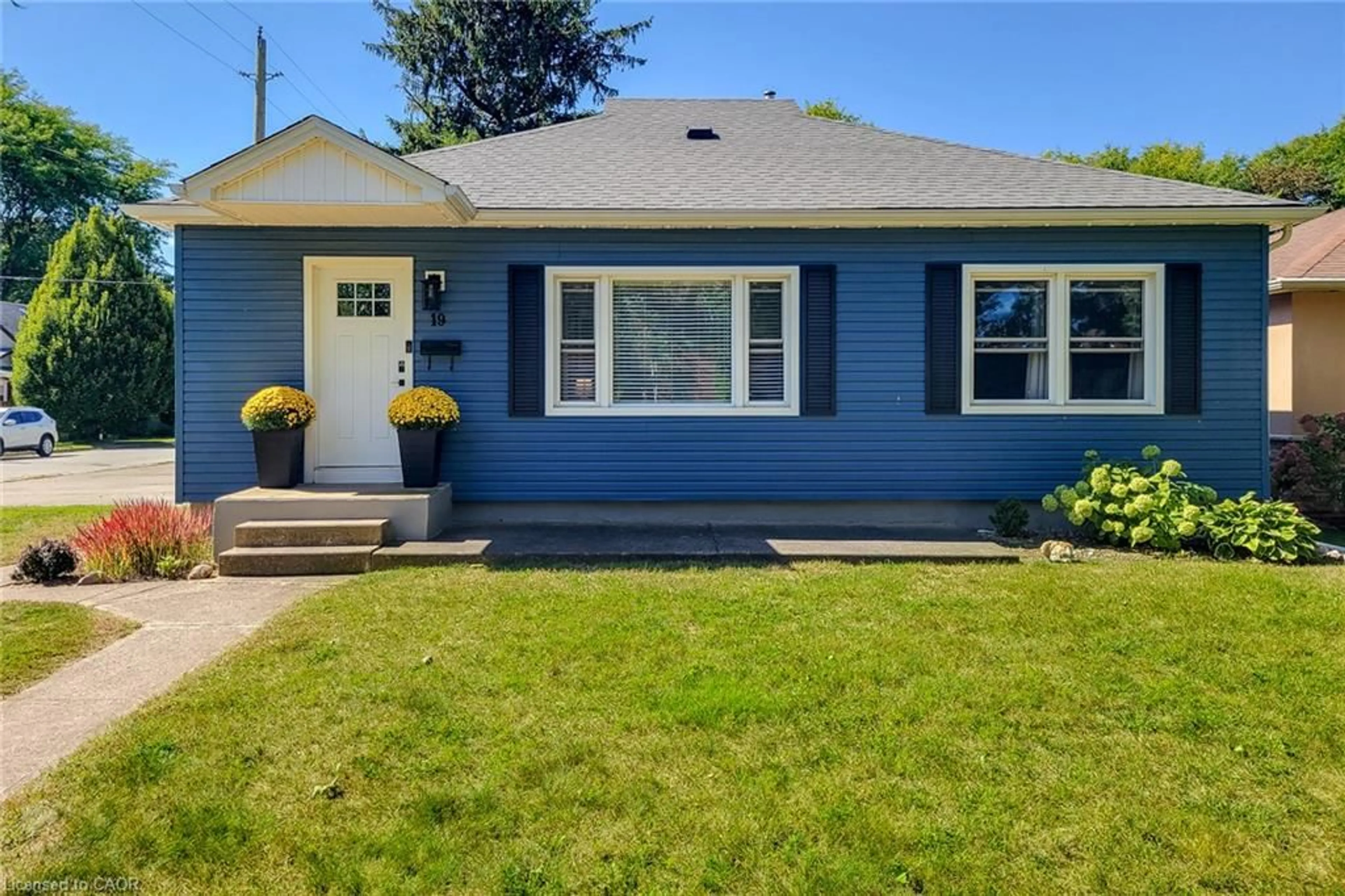 Home with vinyl exterior material, street for 19 Thorndale Ave, St. Catharines Ontario L2R 6A2
