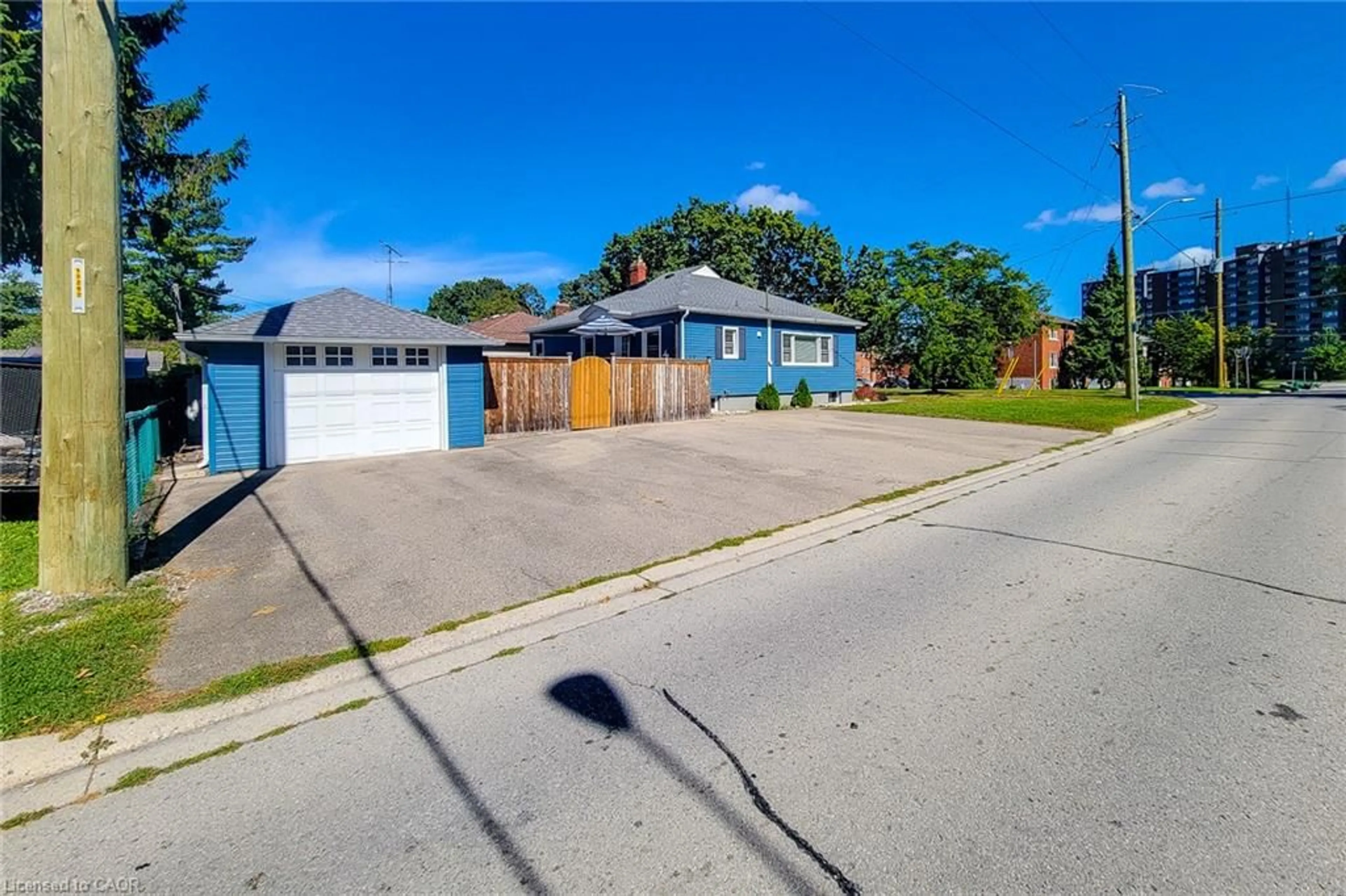 A pic from outside/outdoor area/front of a property/back of a property/a pic from drone, street for 19 Thorndale Ave, St. Catharines Ontario L2R 6A2
