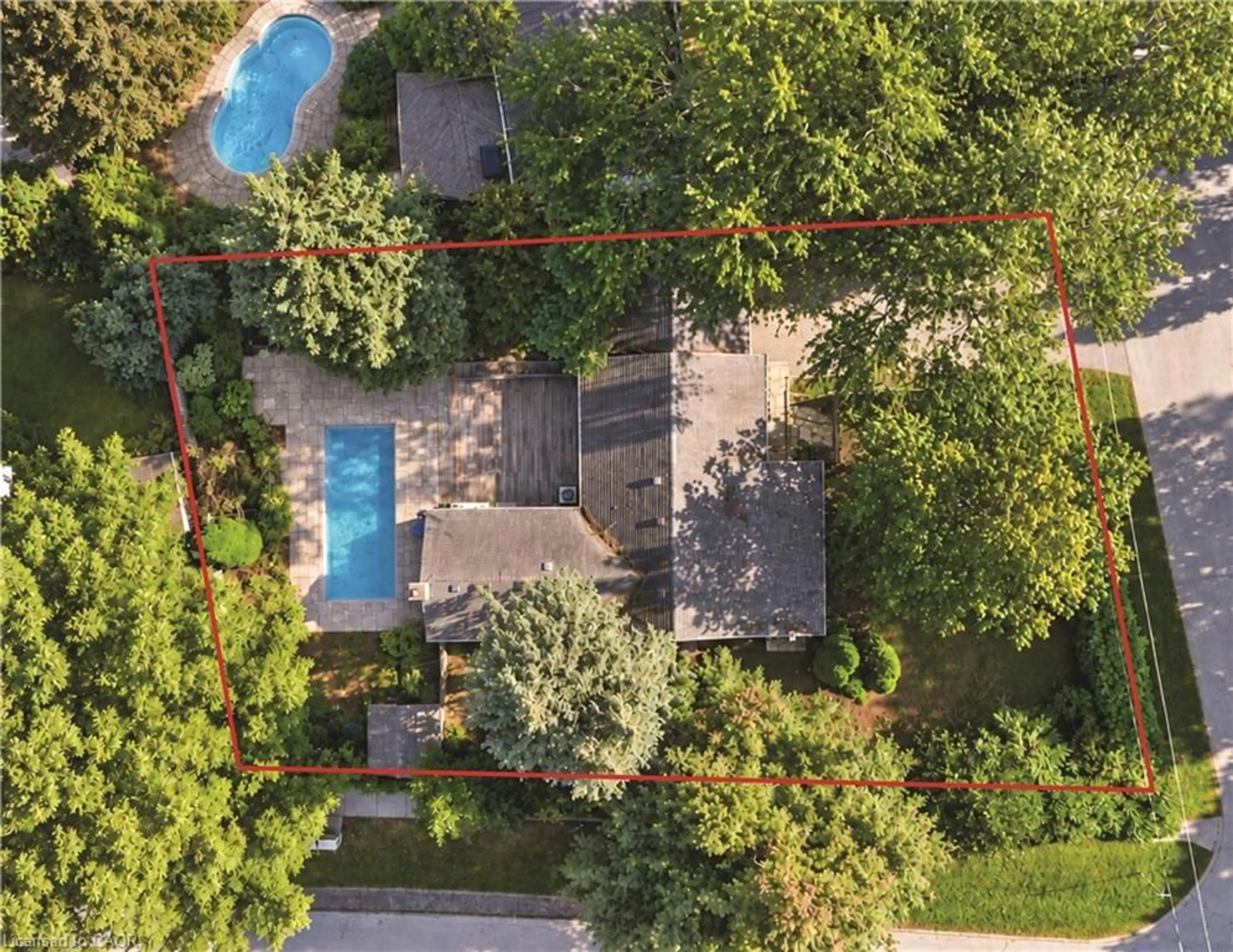A pic from outside/outdoor area/front of a property/back of a property/a pic from drone, street for 505 Patricia Dr, Oakville Ontario L6K 1L9