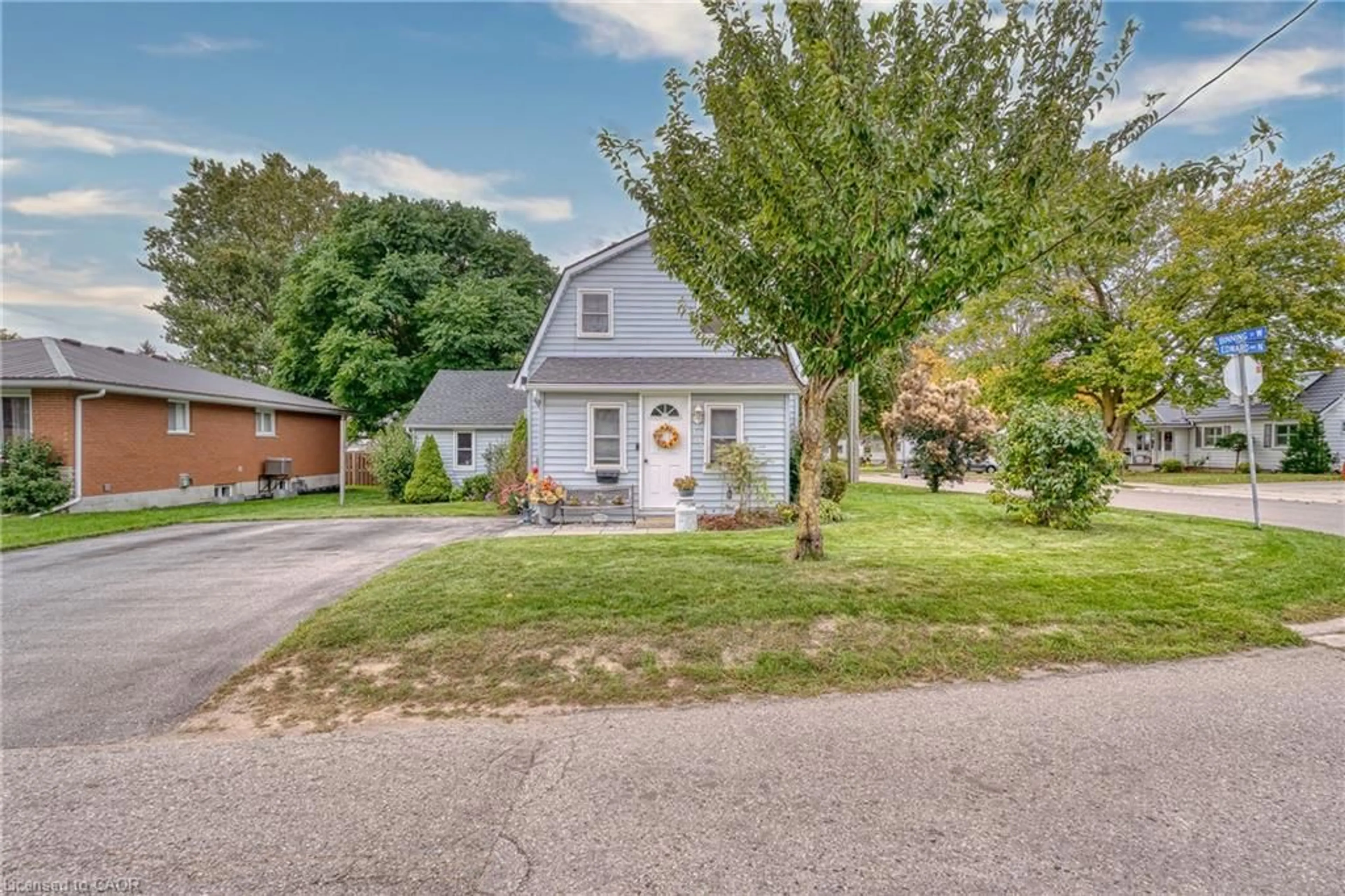 A pic from outside/outdoor area/front of a property/back of a property/a pic from drone, street for 395 Edward Ave, Listowel Ontario N4W 1T4