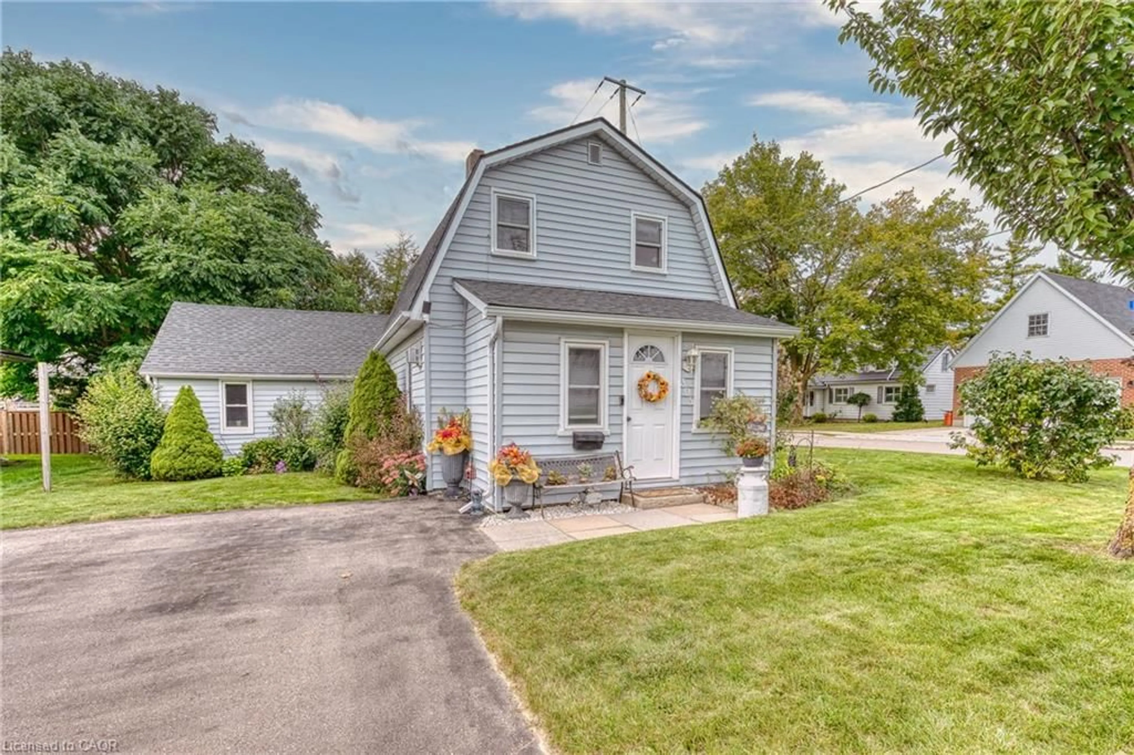 Home with vinyl exterior material, street for 395 Edward Ave, Listowel Ontario N4W 1T4