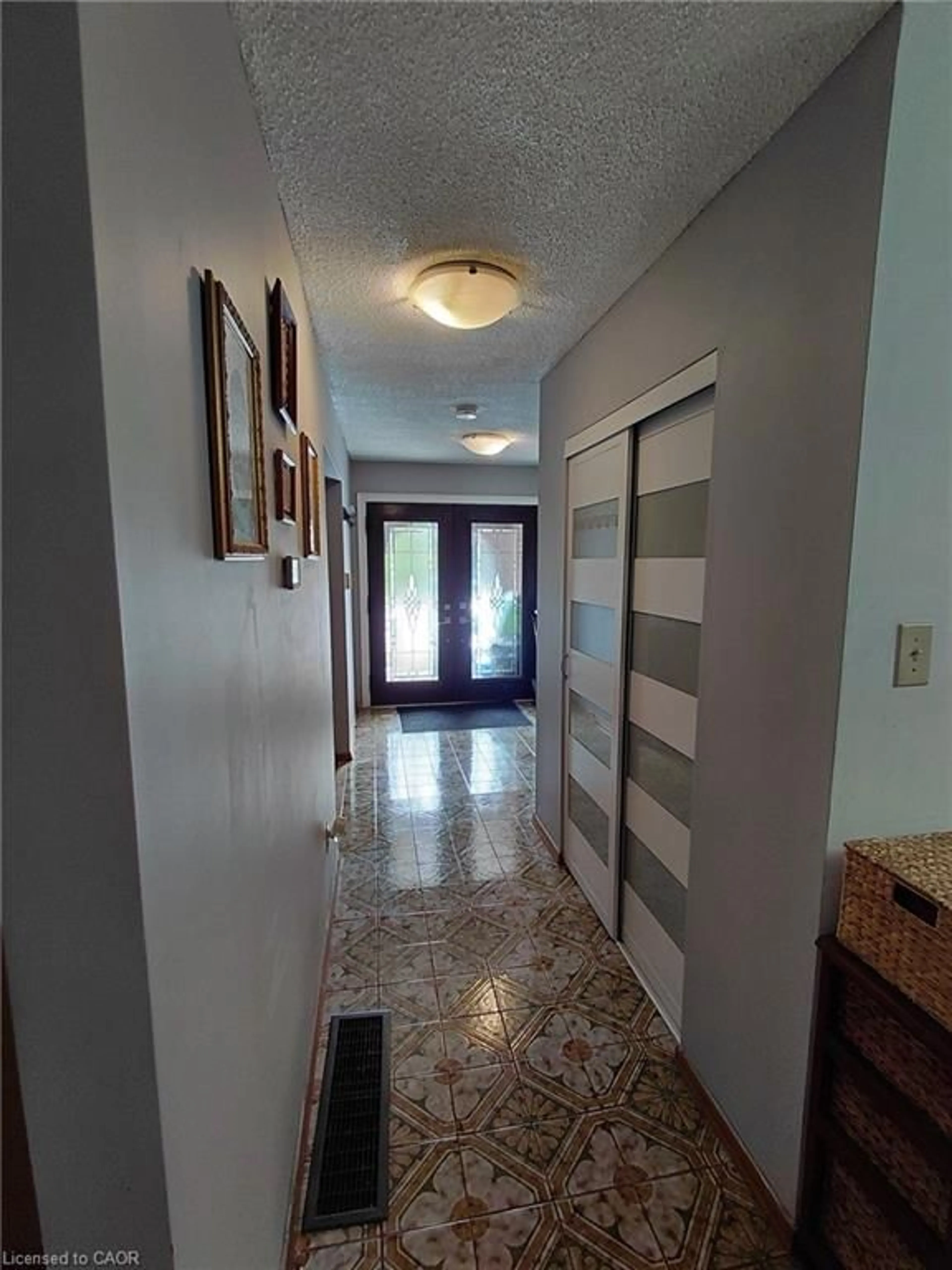 Indoor foyer for 244 Guildwood Dr, Hamilton Ontario L9C 6W8