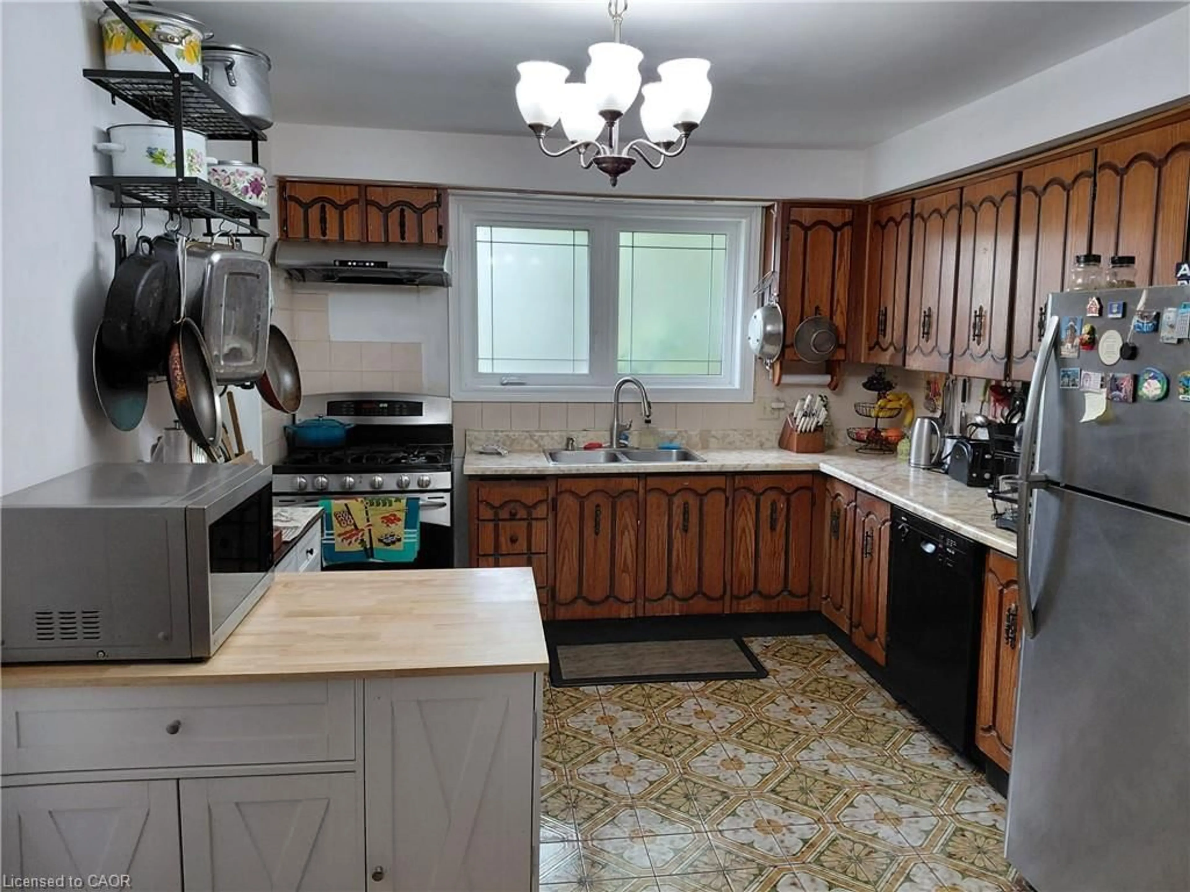 Standard kitchen, ceramic/tile floor for 244 Guildwood Dr, Hamilton Ontario L9C 6W8