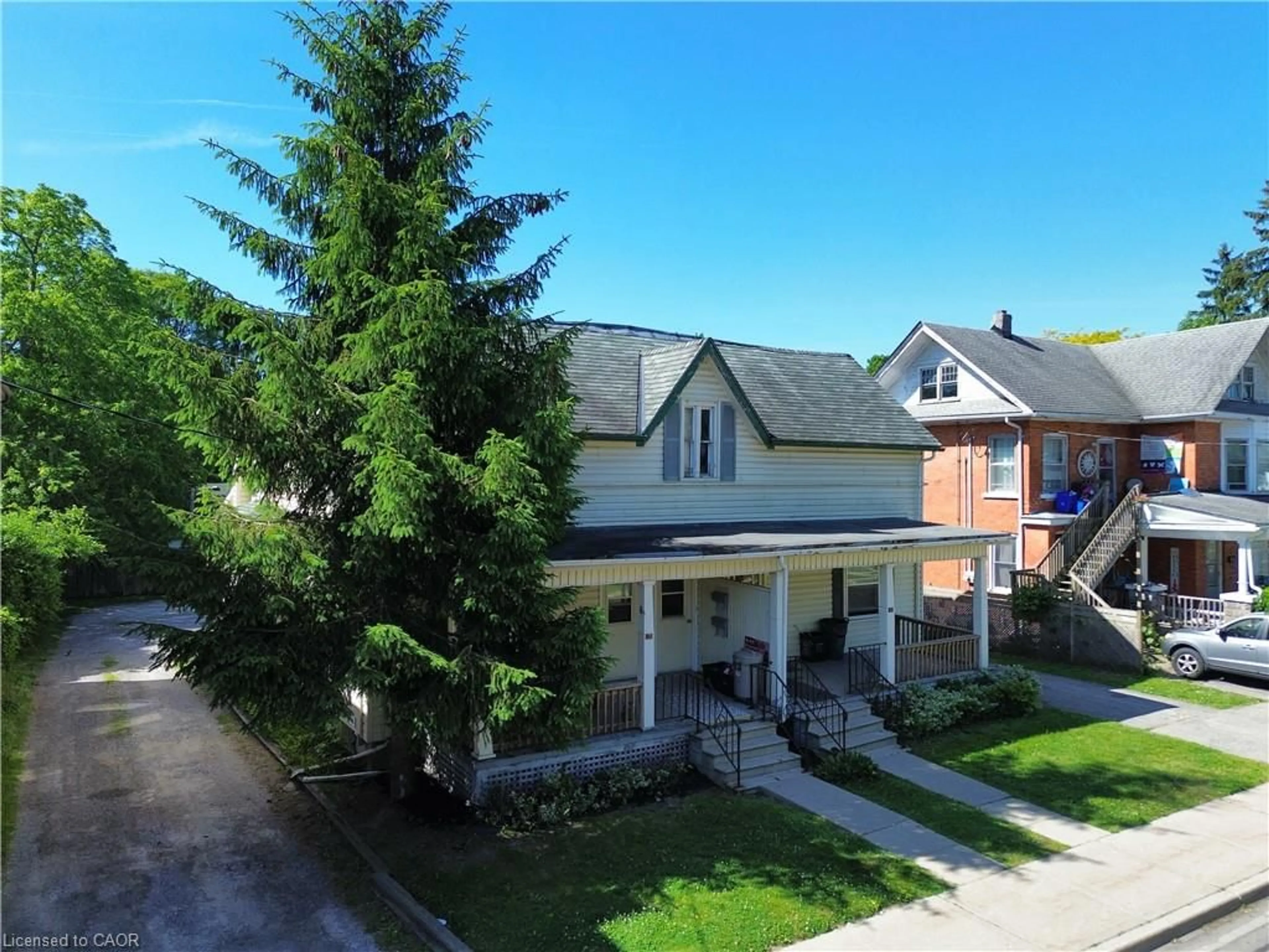 A pic from outside/outdoor area/front of a property/back of a property/a pic from drone, street for 100 Stanley St, Simcoe Ontario N3Y 1M4